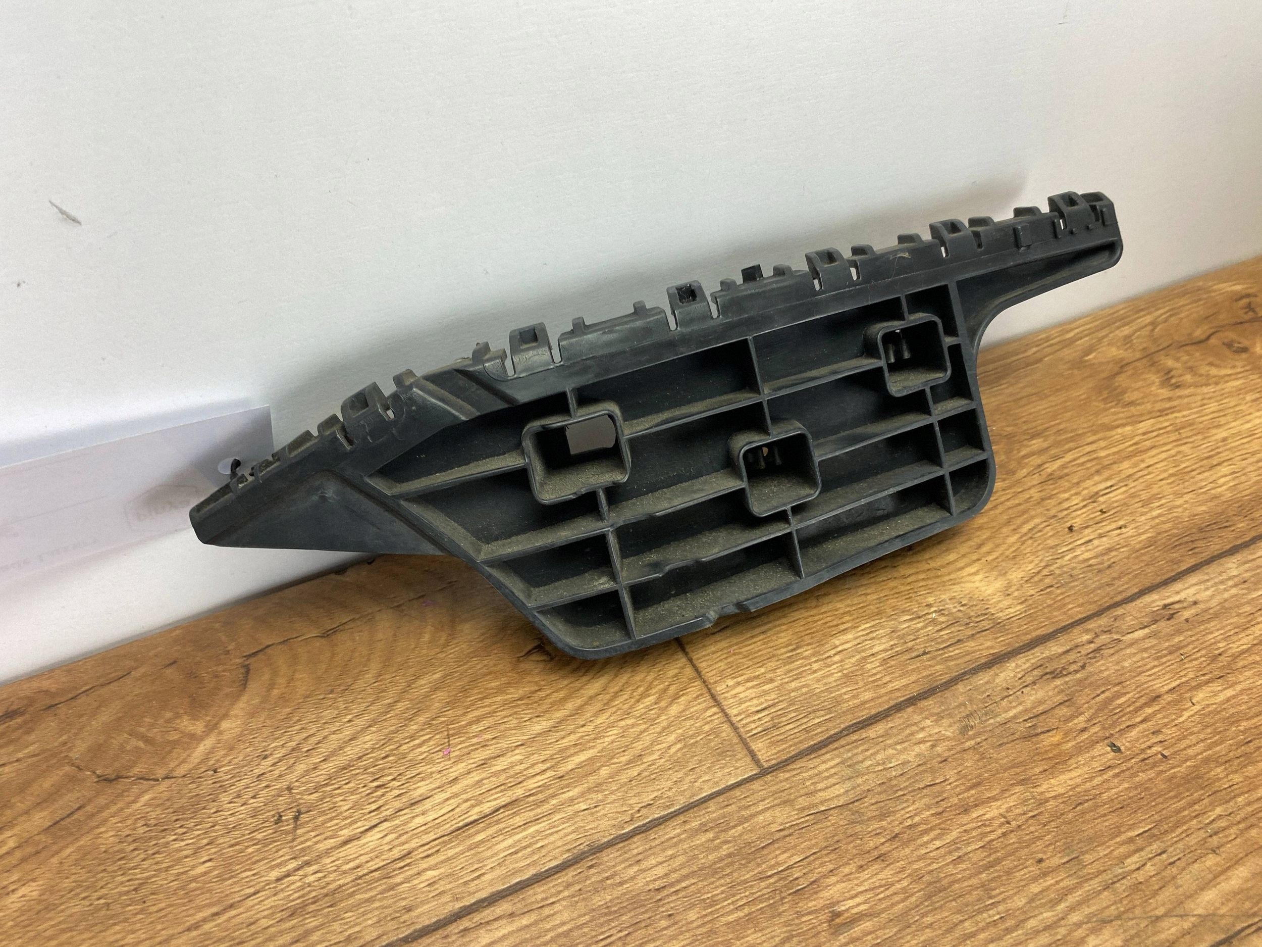 bumper bracket of the front right Cadillac Escalade IV 2015+