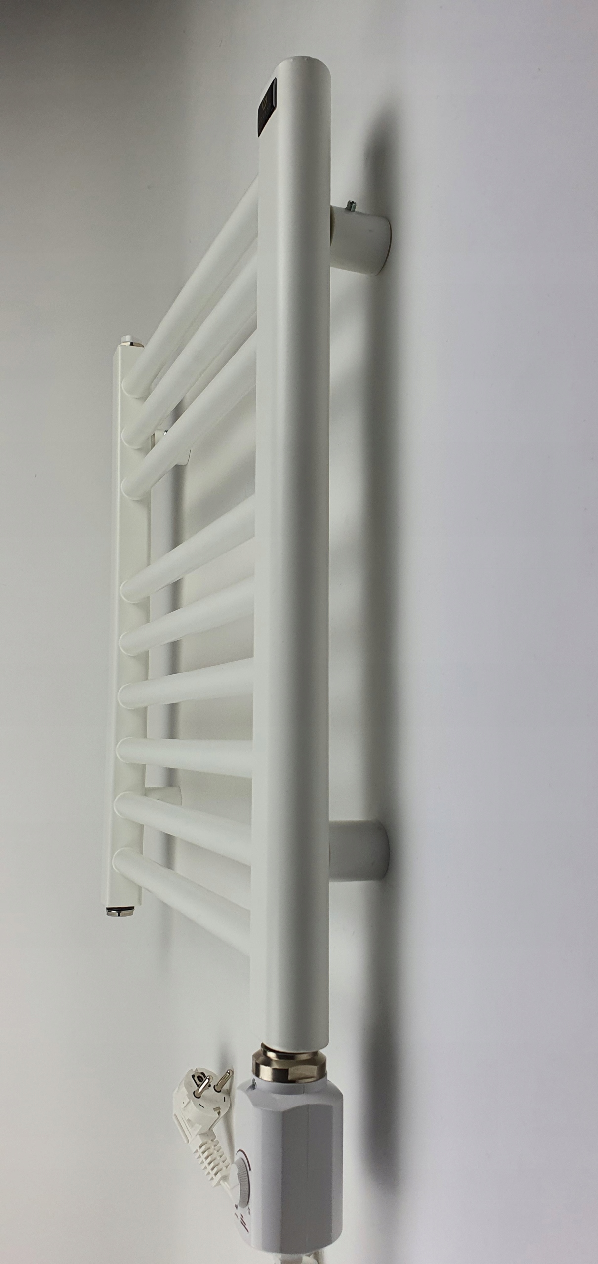 Grzejnik łazienkowy elektryczny CARAT 300W BIAŁY Kolor biały