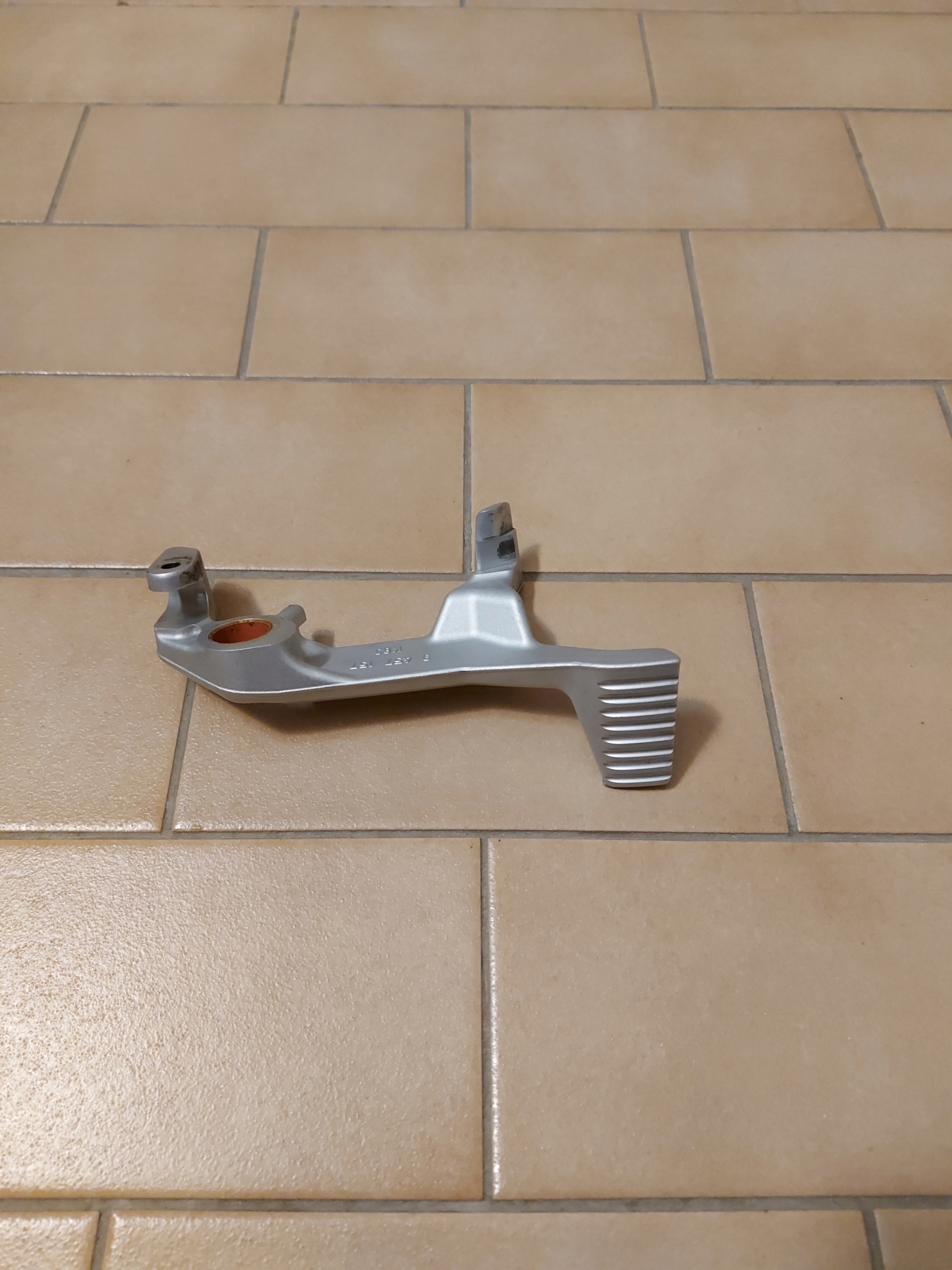 9457157 - BMW F900R K83 подножка