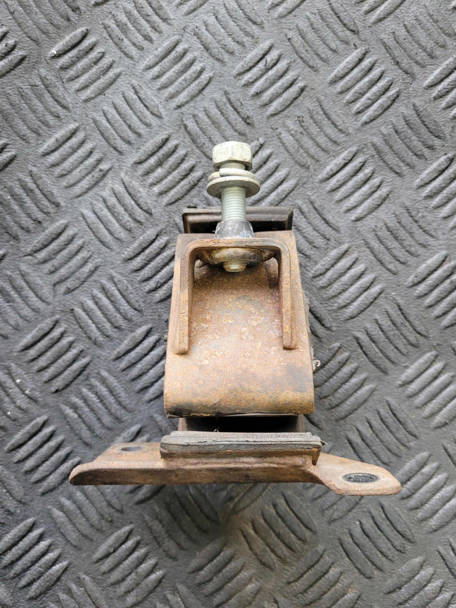 engine mount left 20720-21001 SSANGYONG RODIUS II 2.2 D XDI