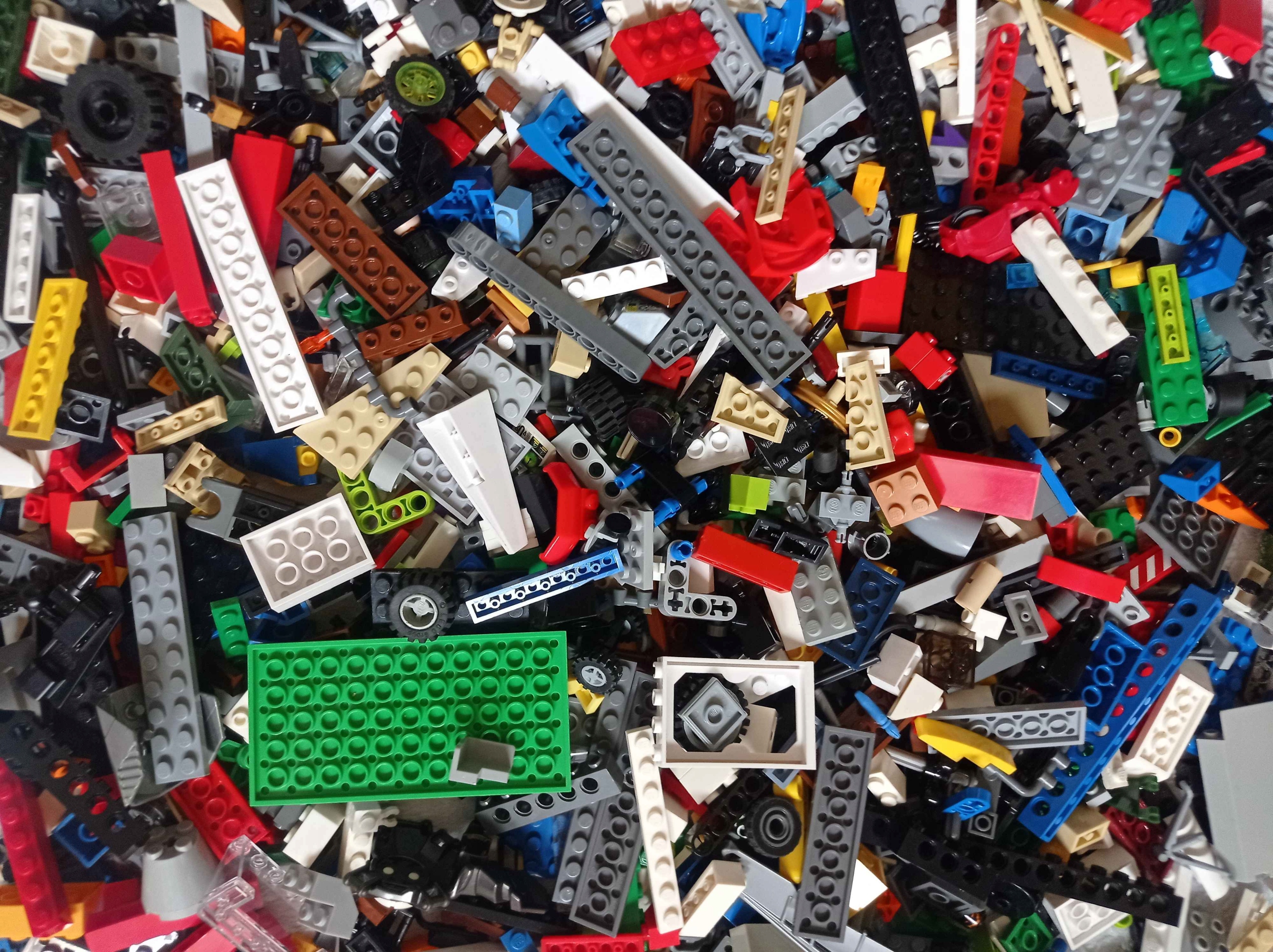 Klocki Lego, oryginalne mix 1KG z figurką Marka LEGO