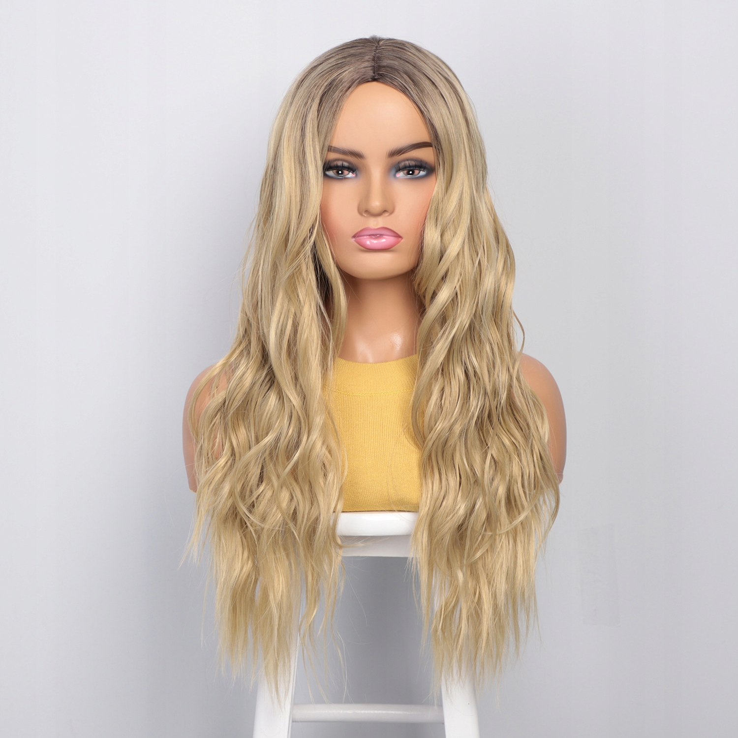 Písčitá blond dlouhá paruka Riri vlnitá