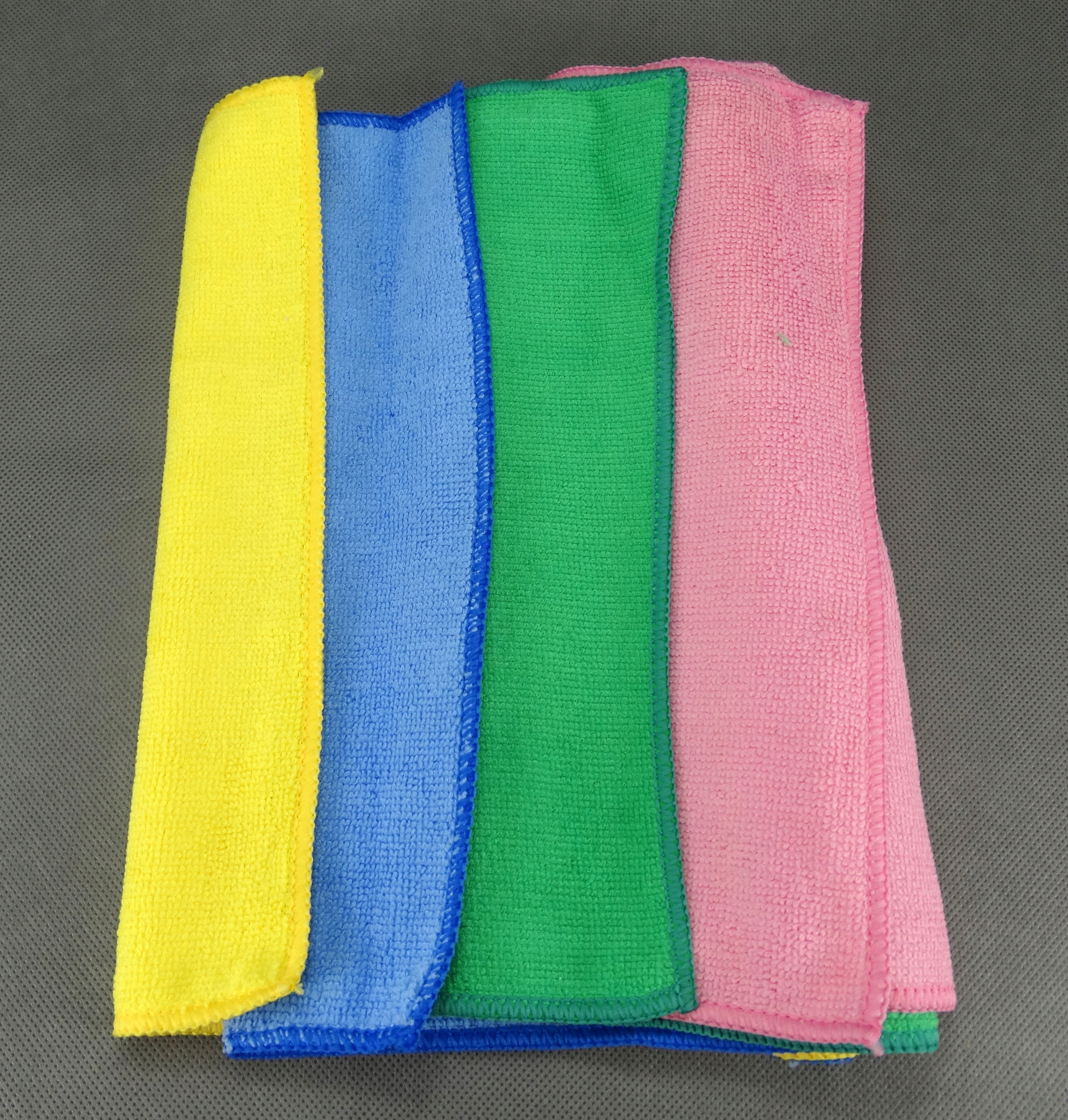 ZESTAW ŚCIERECZEK Z MIKROFIBRY 4 SZT. 30CM x 35CM Producent Moje Auto