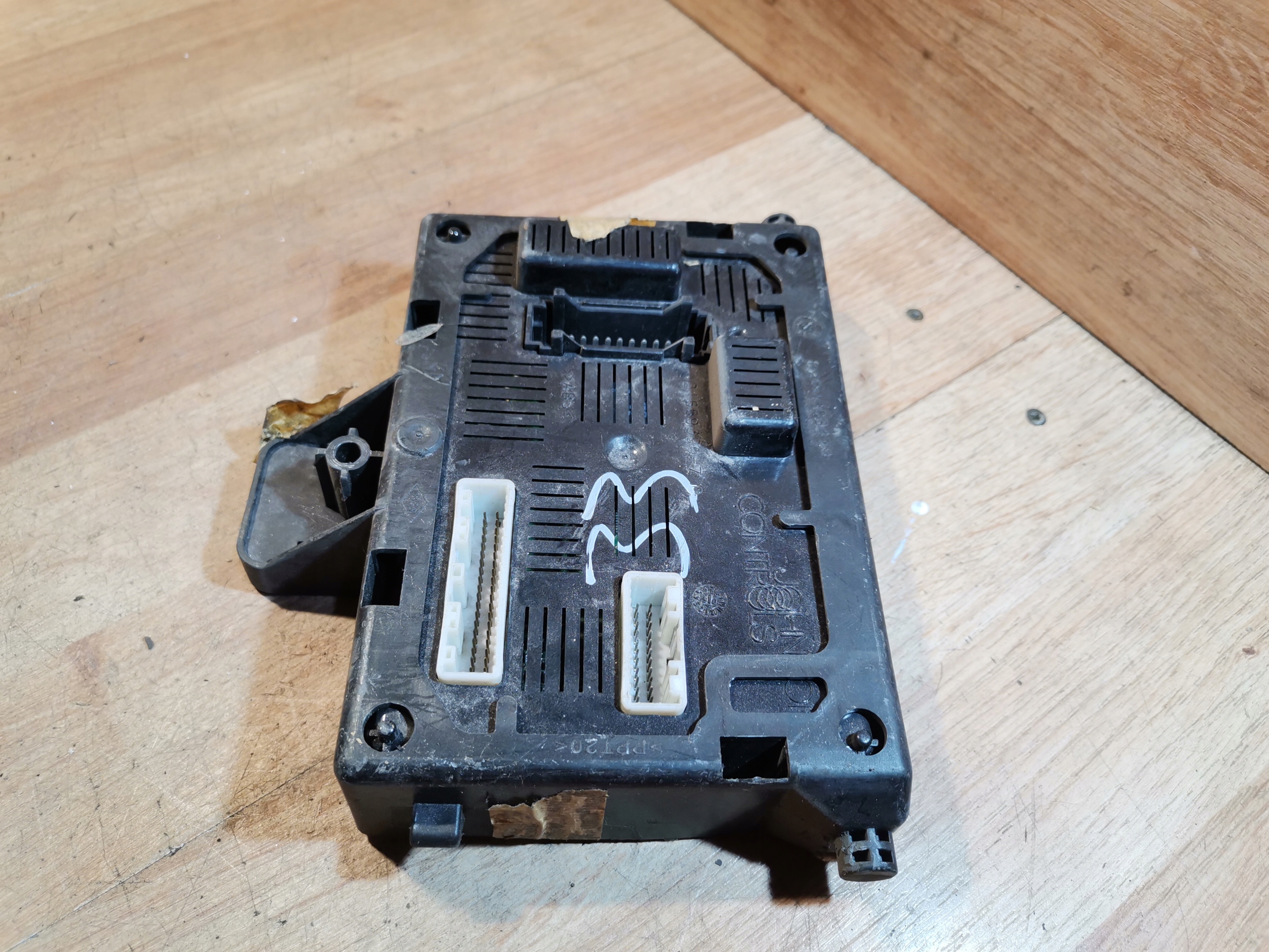 module control unit BCM RENAULT CLIO III 8200343733