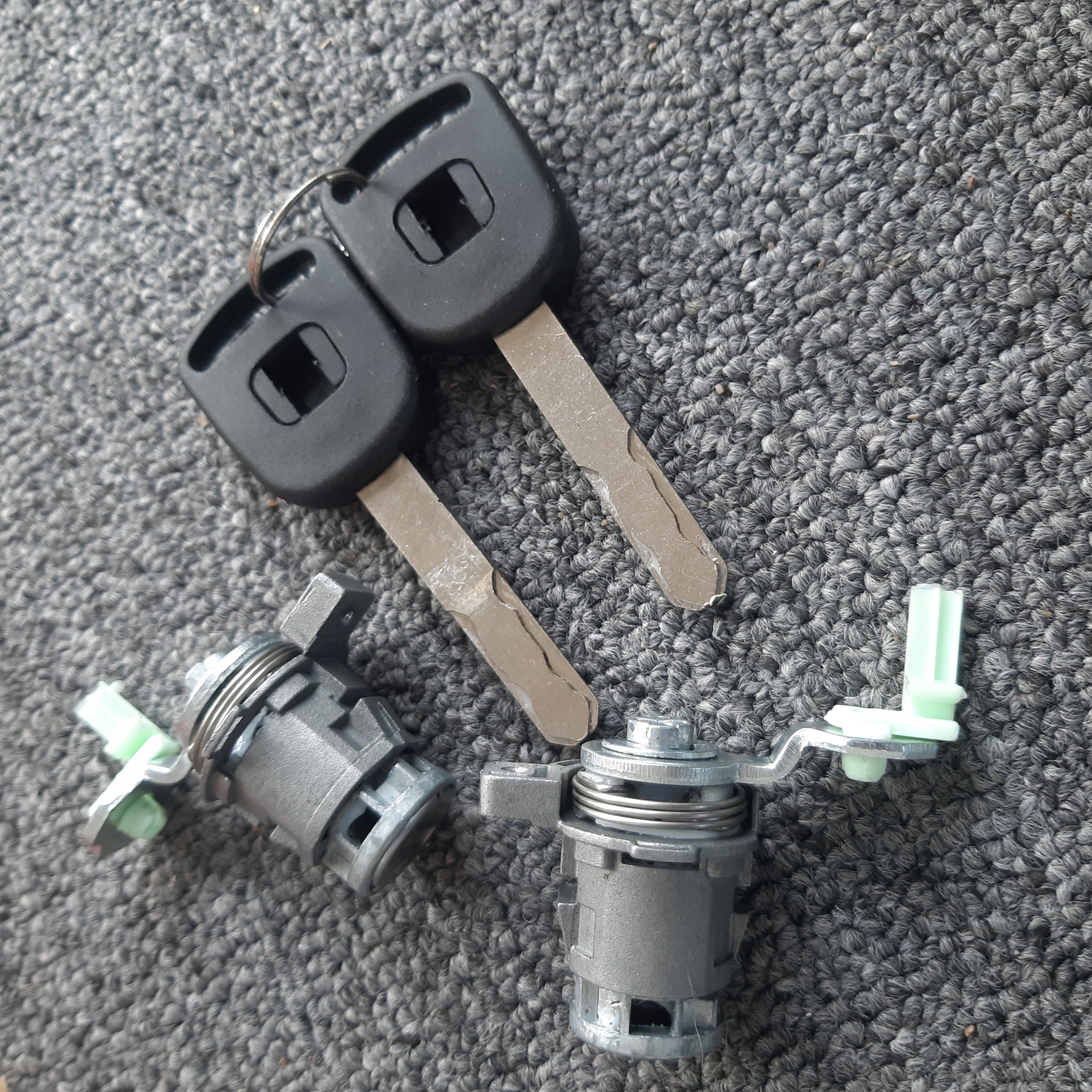 2 WKLADKI ZAMKI WKLADKA DO DRZWI HONDA CIVIC 01 06 Part number 72185S9A013