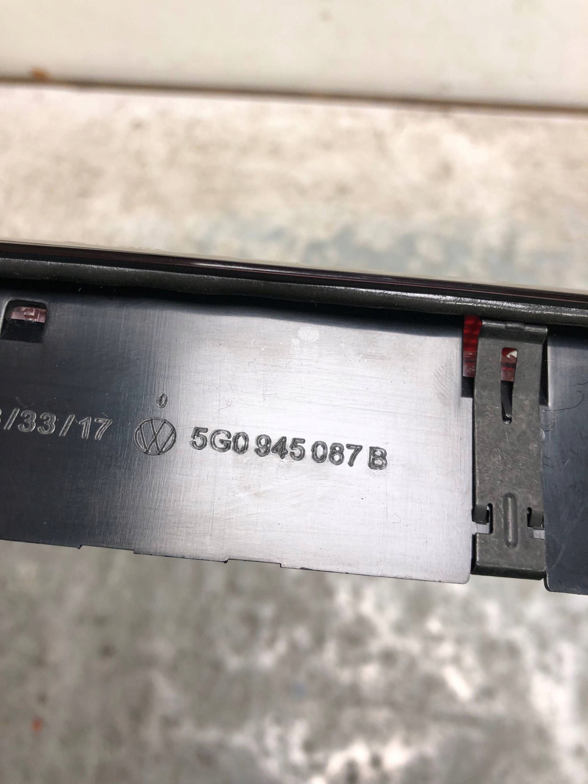 TRZECIE light STOP VW GOLF VII 5G0945087B