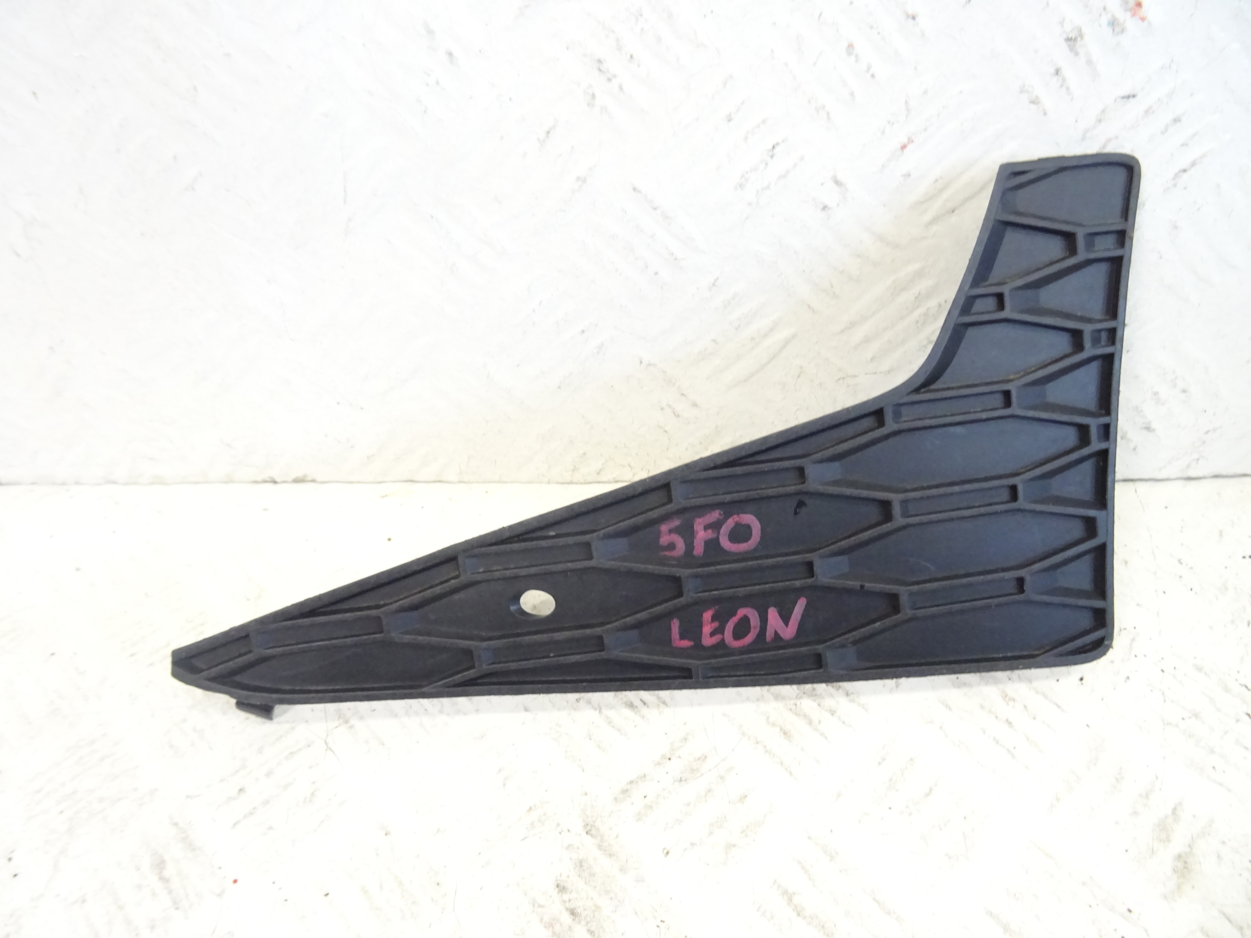 grid of a bumper front front left SEAT LEON III 5F0853665B