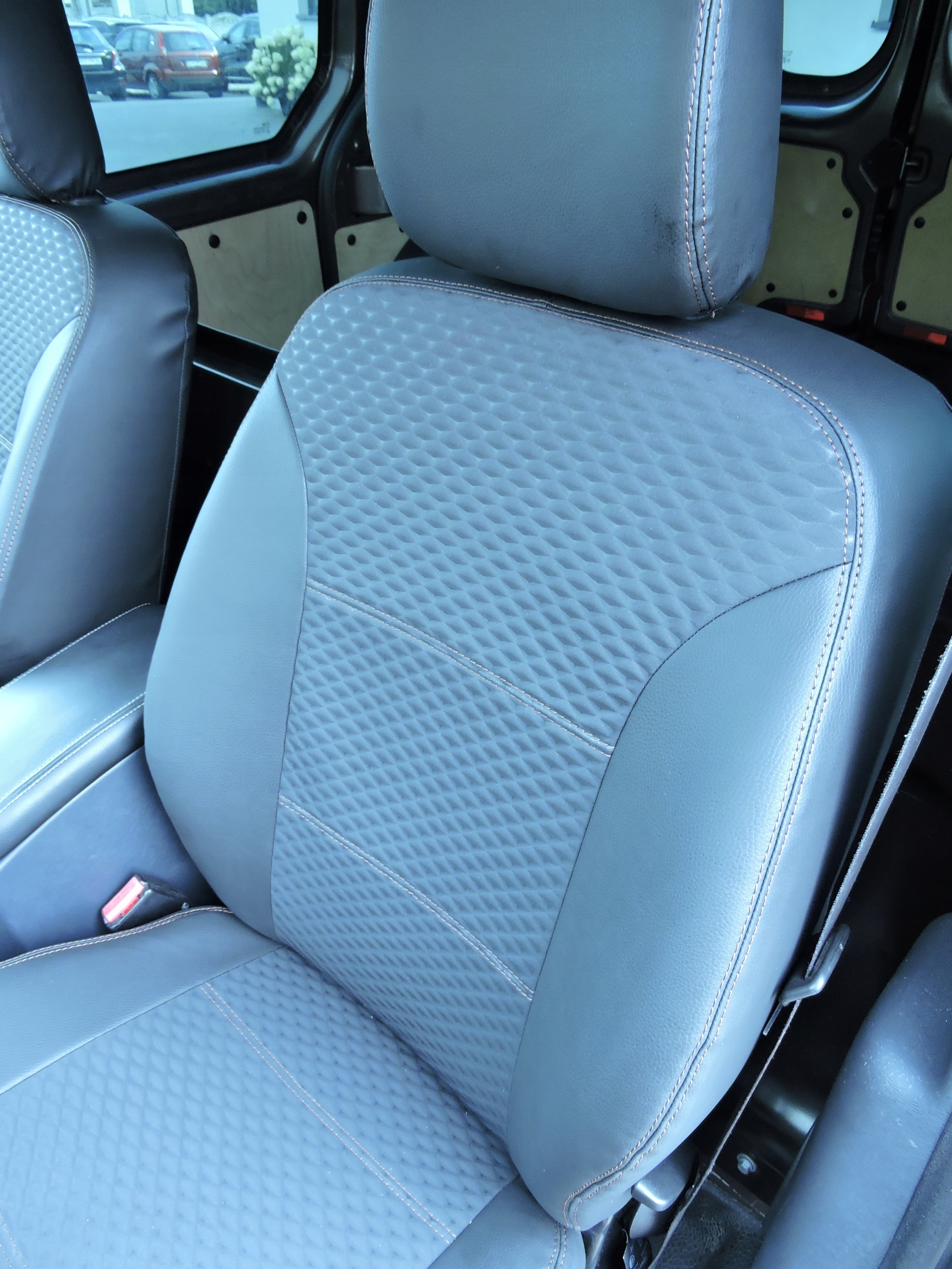 Pokrowce ze skóry i alkantary Renault Kangoo II 2os. Stan opakowania oryginalne