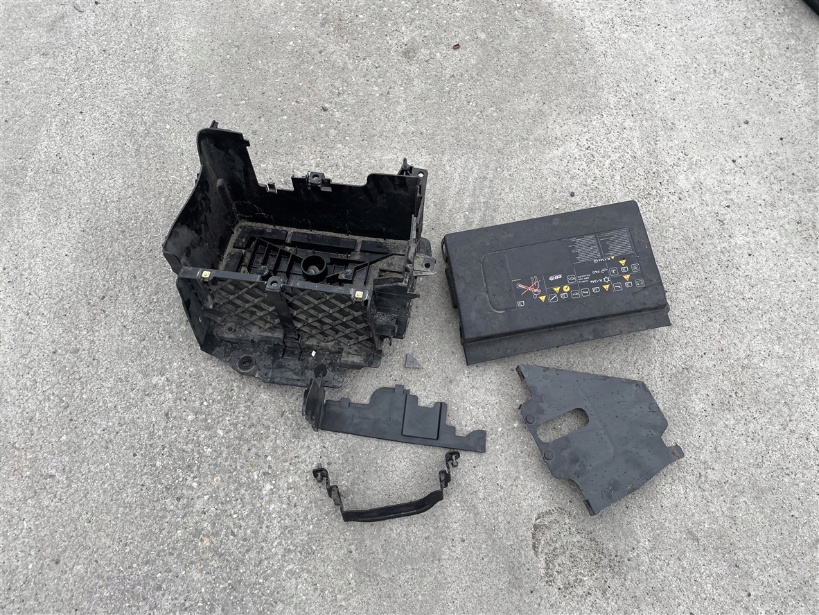 SKRZYNKA OBUDOWA AKUMULATORA RENAULT TRAFIC 3 III 14-19R 18R 1.6 DCI