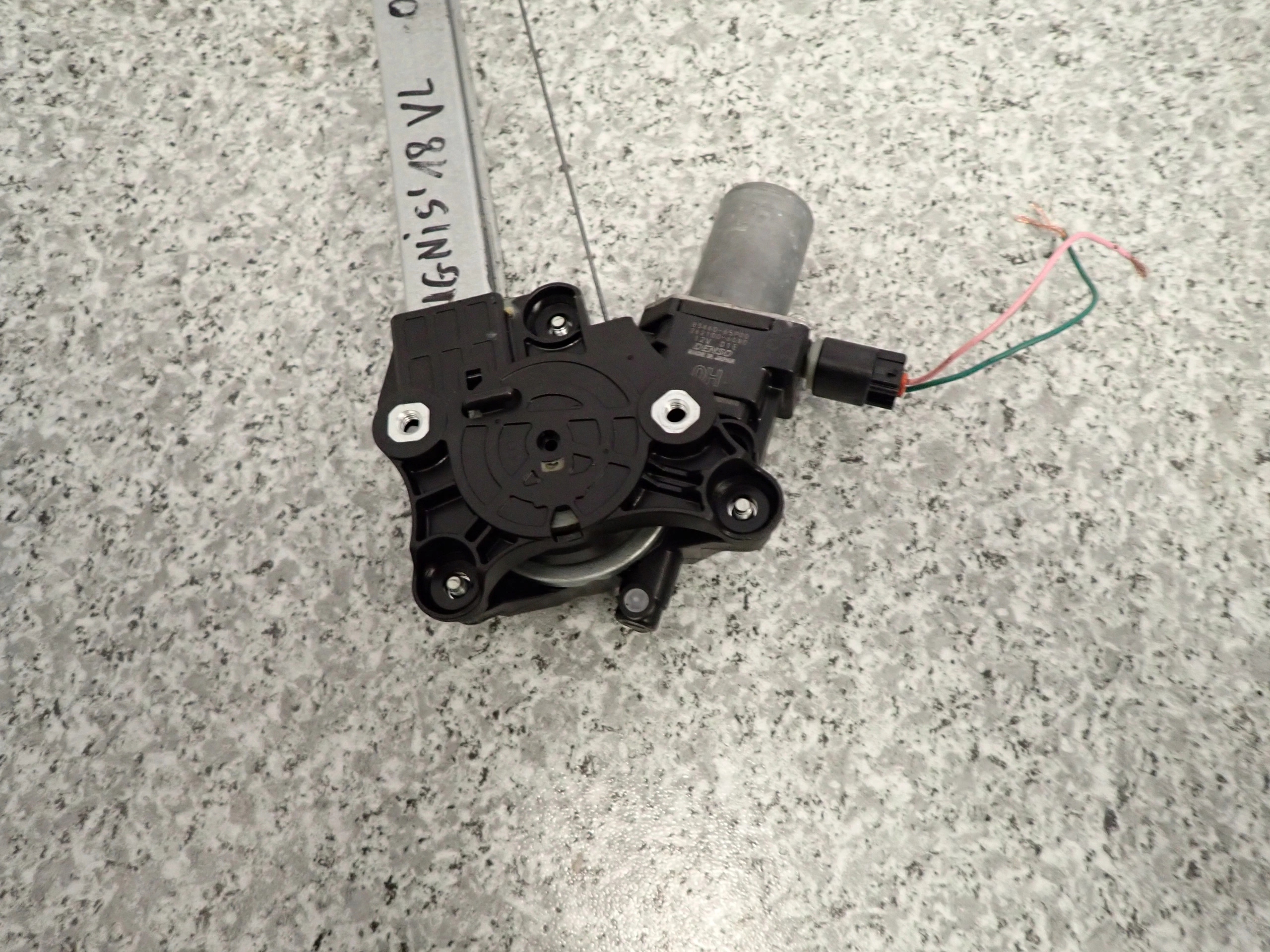 SUZUKI IGNIS III 16- PODNOŚNIK SZYBY PRZEDNI LEWY Wersja Europejska