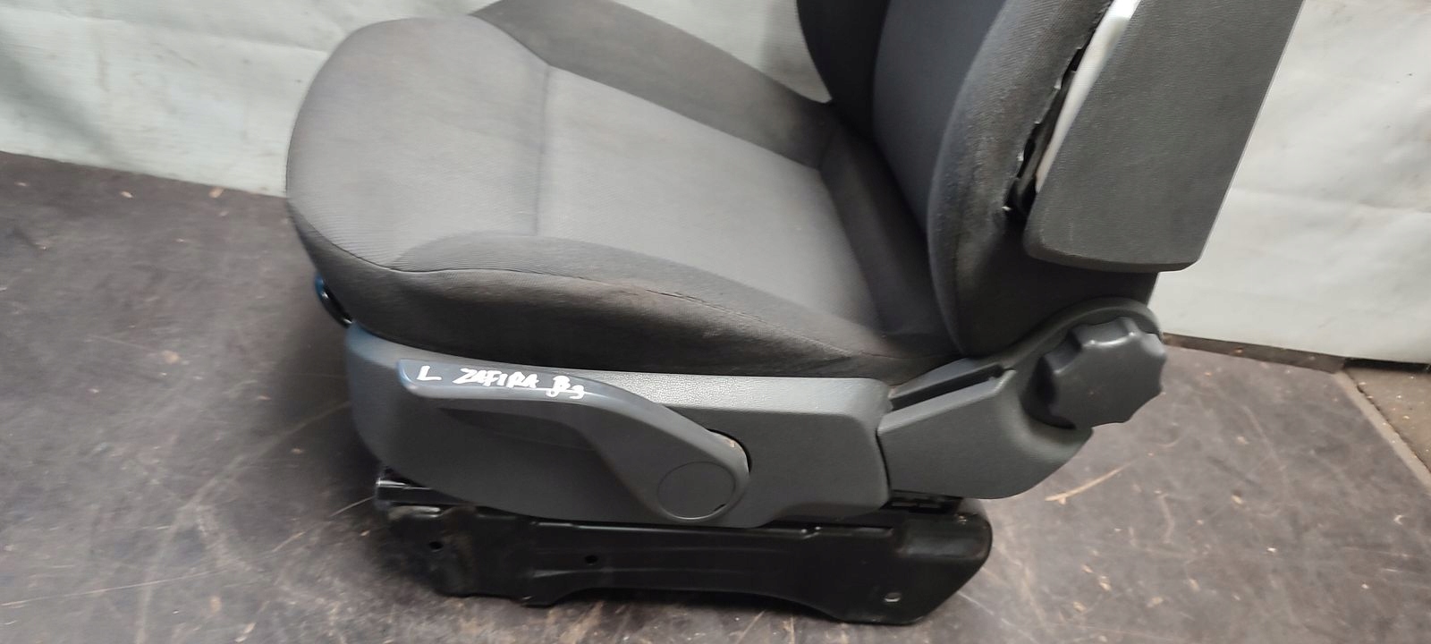 seat front left driver´s Opel Zafira B 1,9 CDTI
