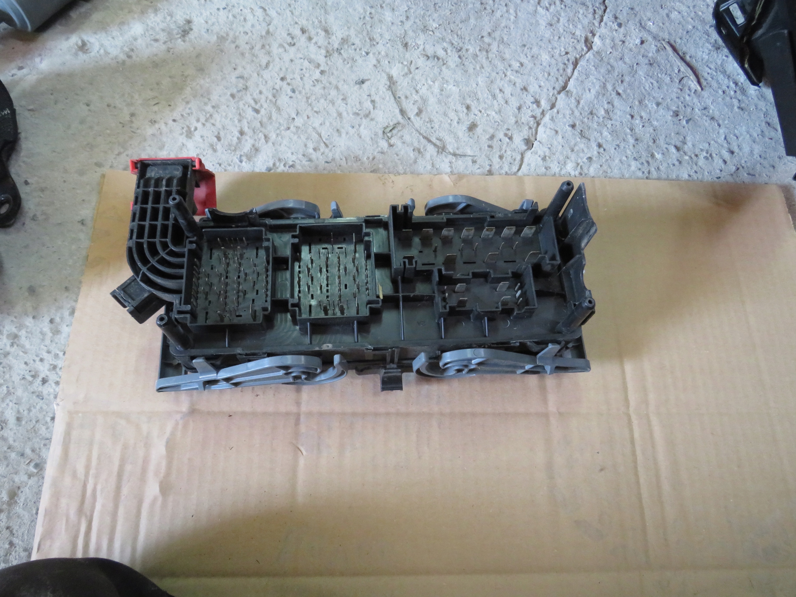 SKRZYNKA BEZPIECZNIKOW FIAT FREEMONT 2 0