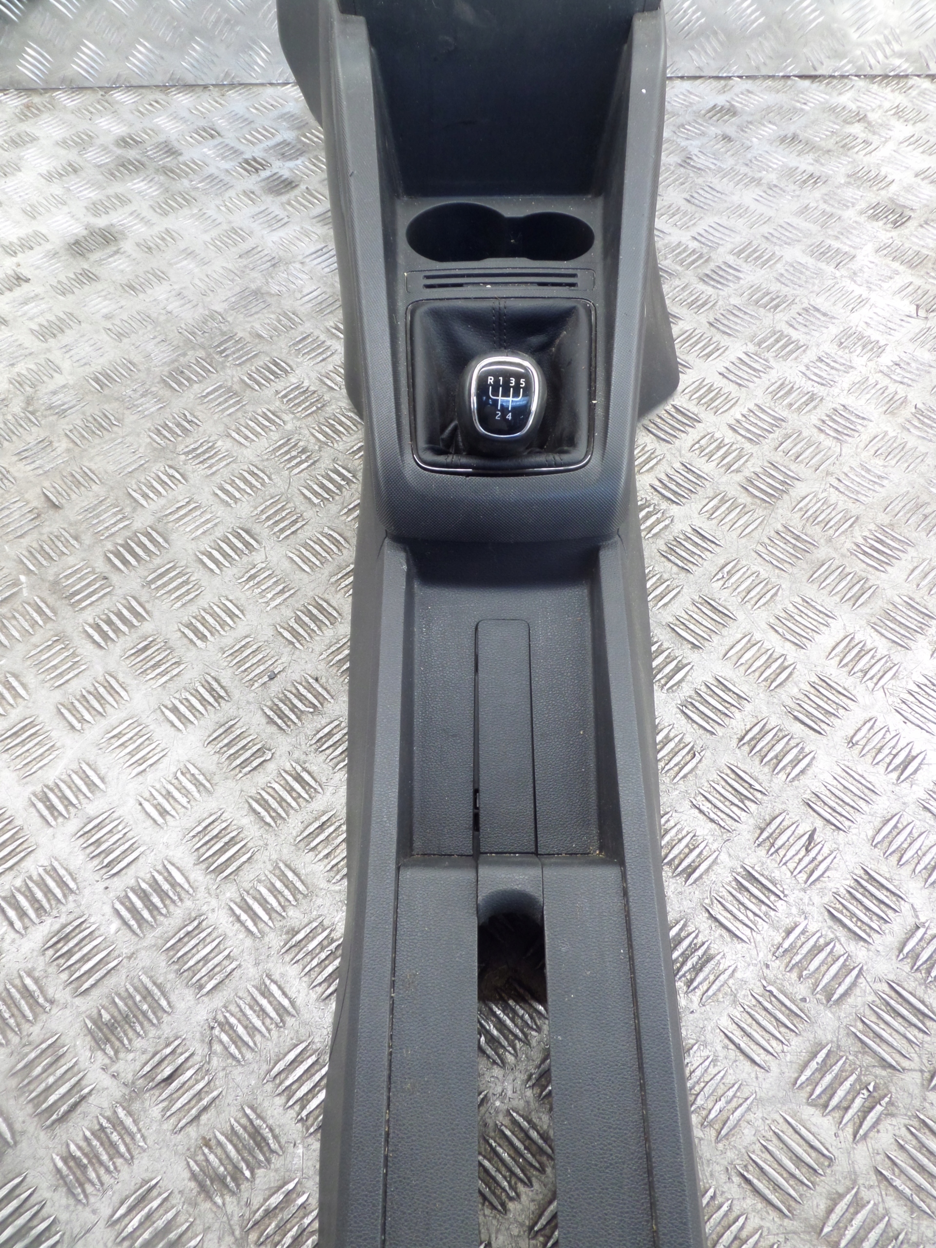 SKODA FABIA III CHATBACK TUNEL mitte 6V0863242