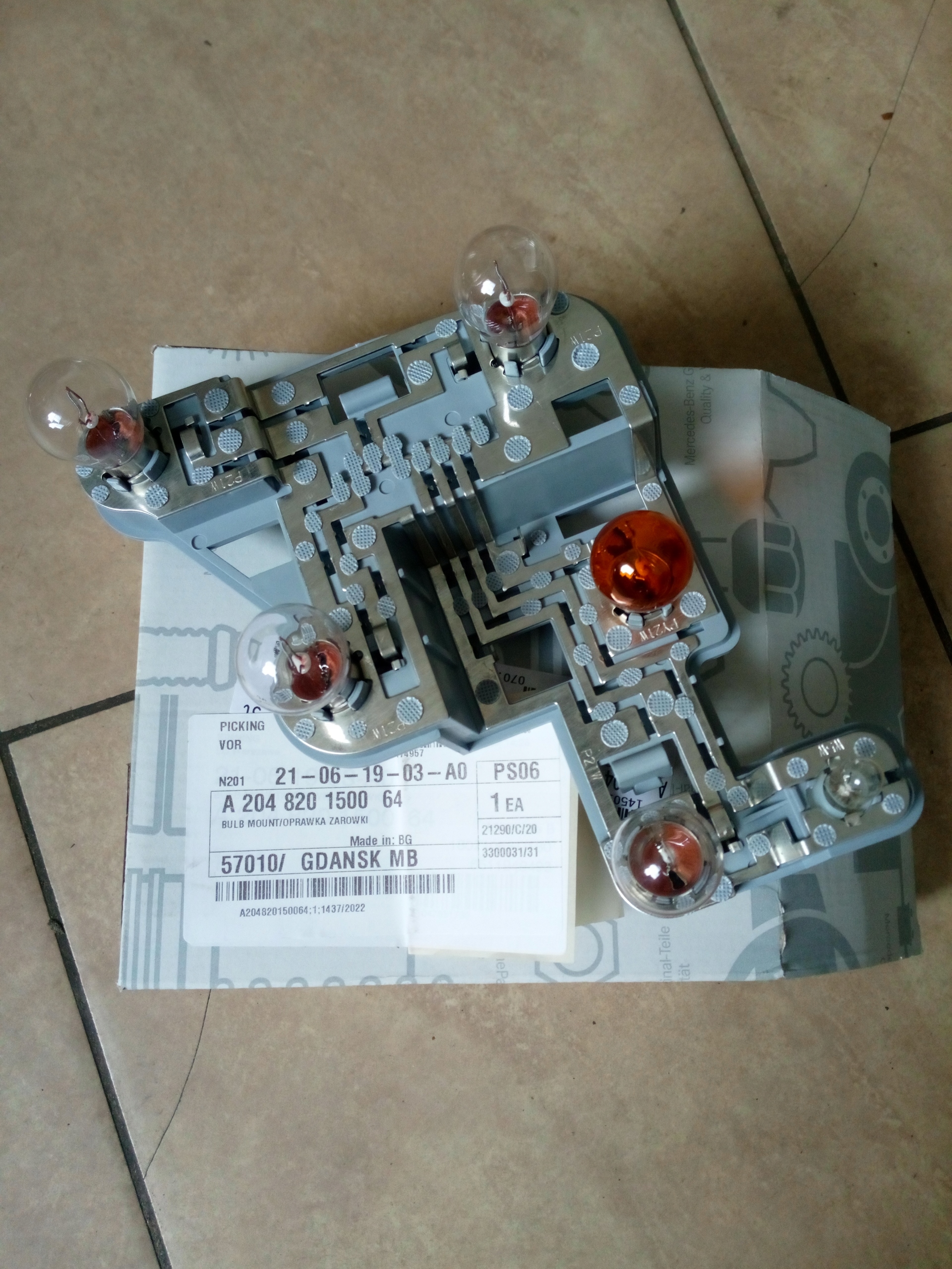 OPRAWKA ŻARÓWEK LAMPY MERCEDES W204 TYŁ ORYG.*