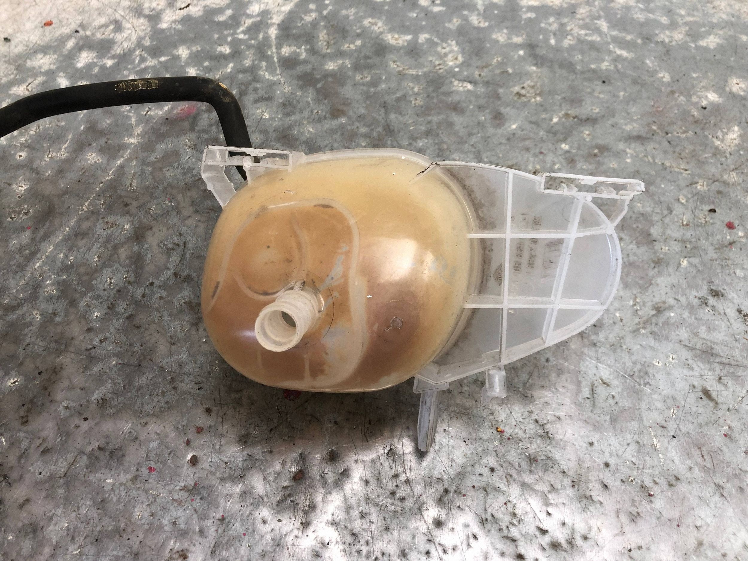 réservoir eau RENAULT TWINGO III 217102158R