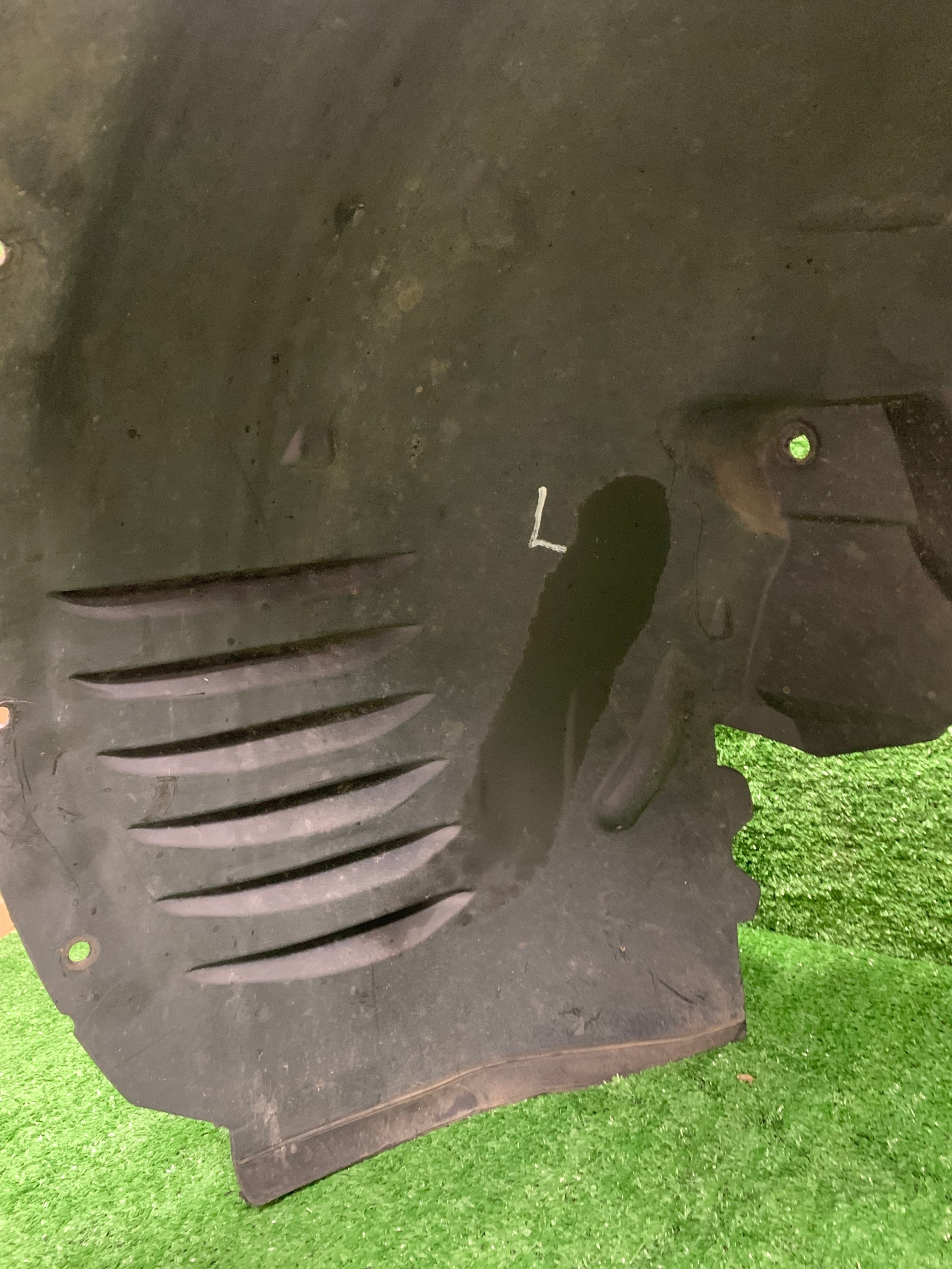 MERCEDES W204 LIFT mudguard left front A2046983930 A2046905730