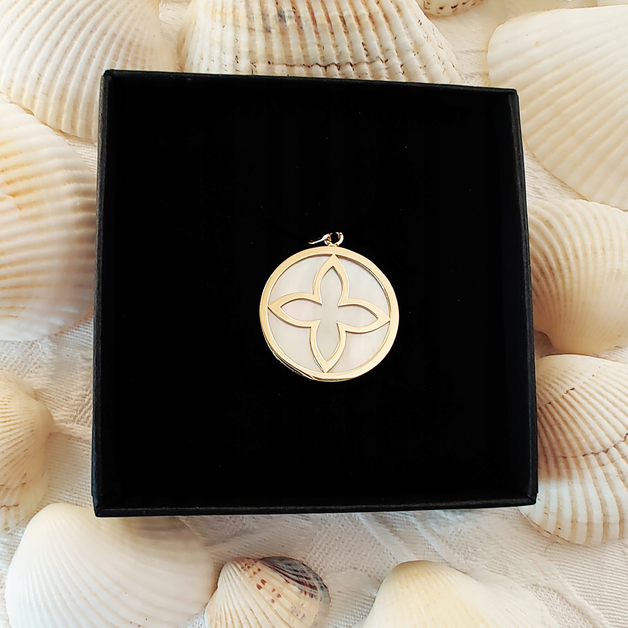 ZŁOTA ZAWIESZKA MASA PERŁOWA KWIAT MAŁY PR 585 Kamień Masa perłowa