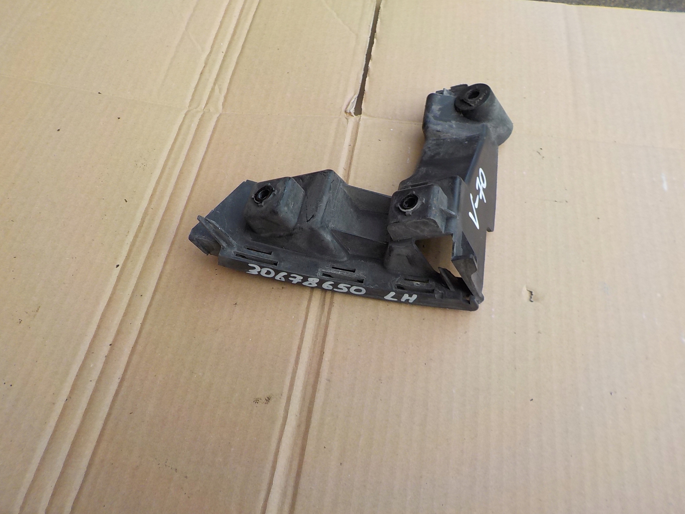 bumper bracket left rear part volvo v70 III 2008r 30678650