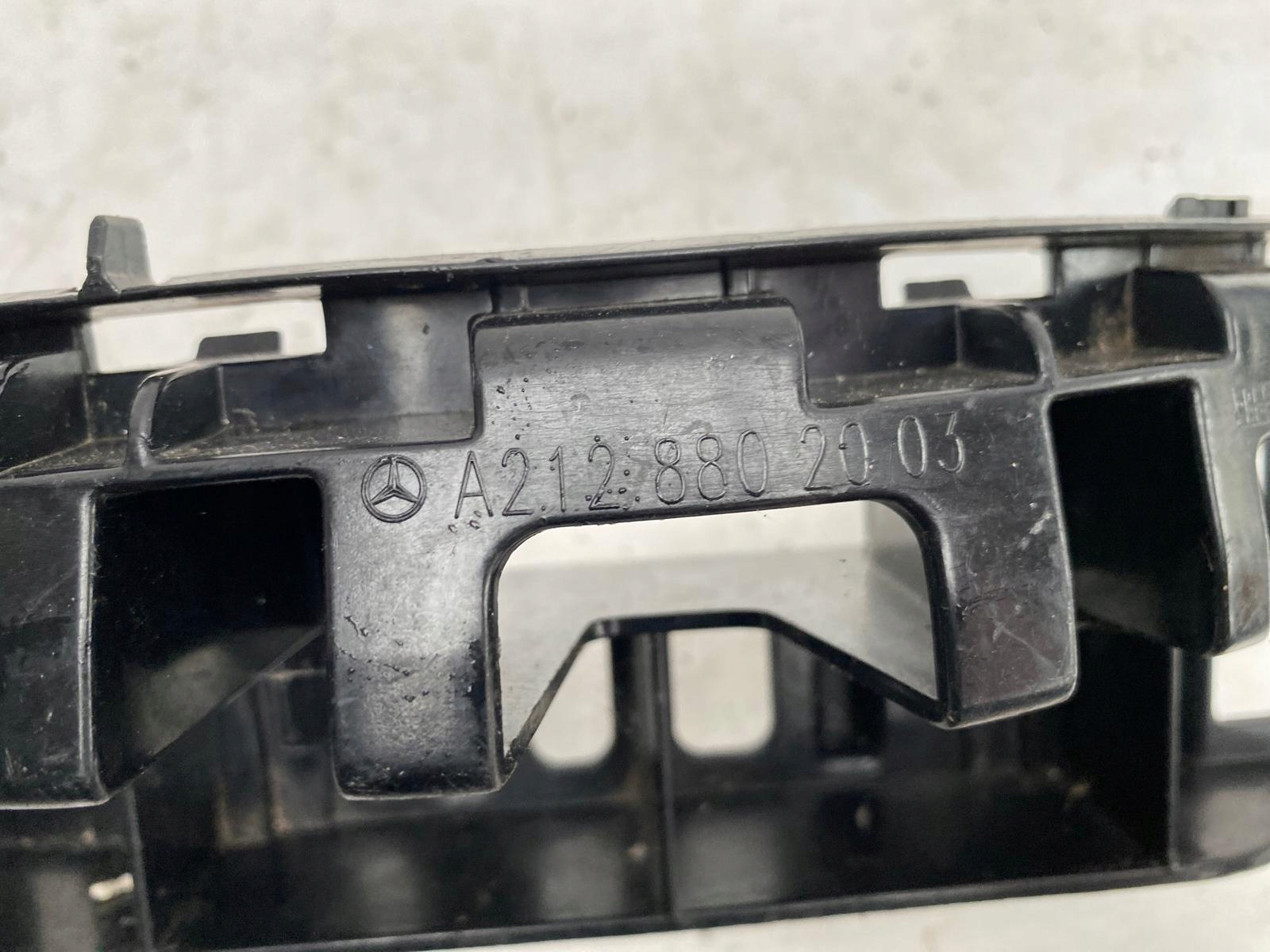 MERCEDES E -KLASA W212 bumper bracket right rear part