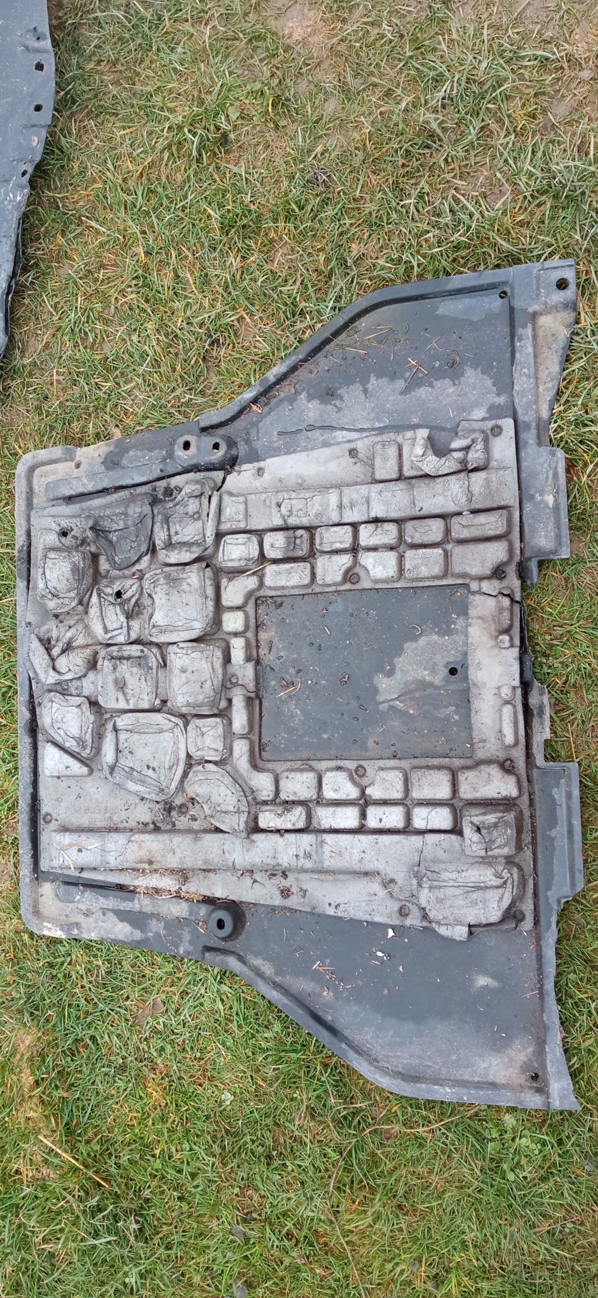 VOLKSWAGEN PASSAT B5 OSŁONA WYGŁUSZENIE POD SILNIK 8D0863824