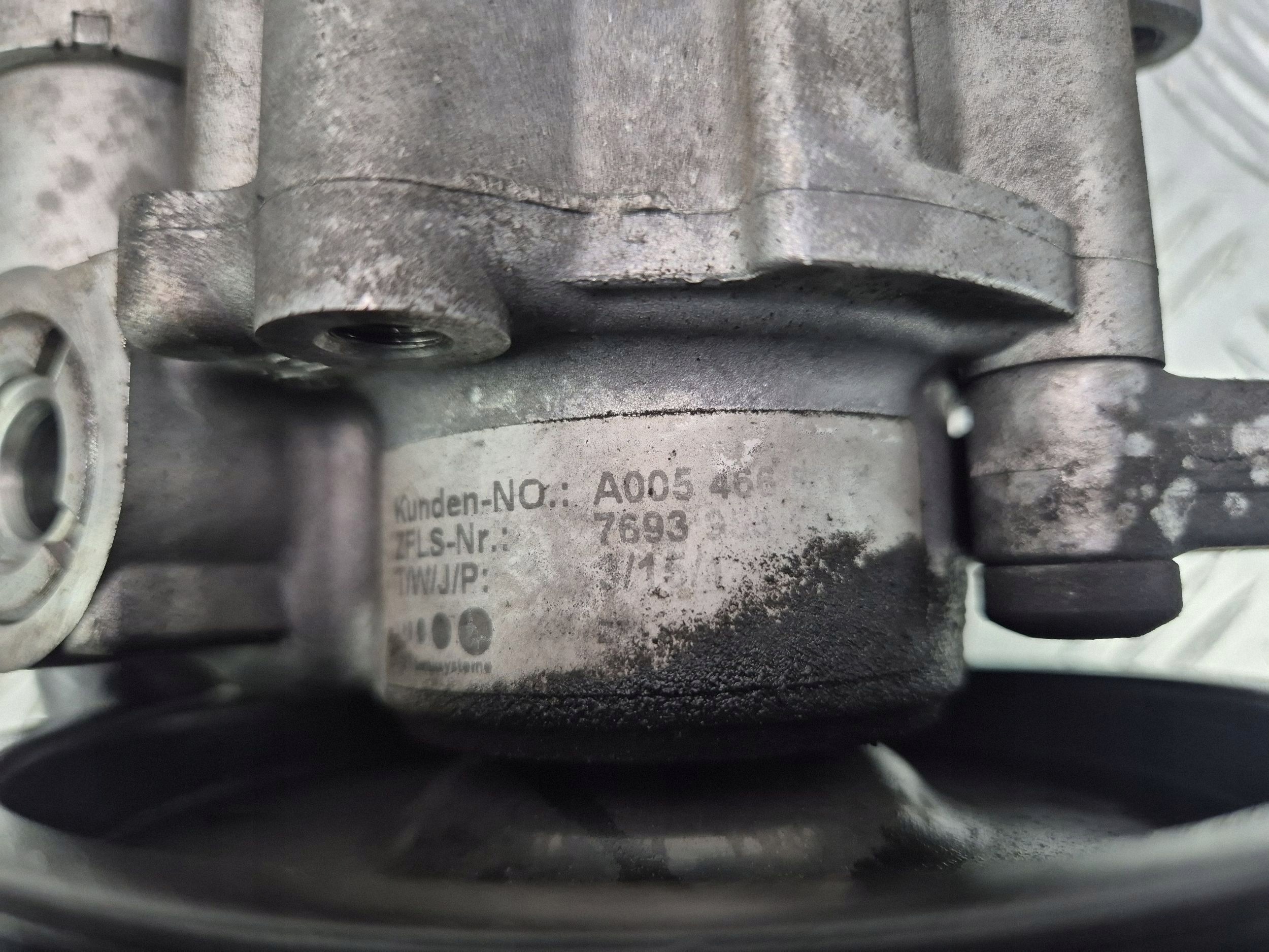 Mercedes M271 C200 CGI W204 servo pump A0064667501