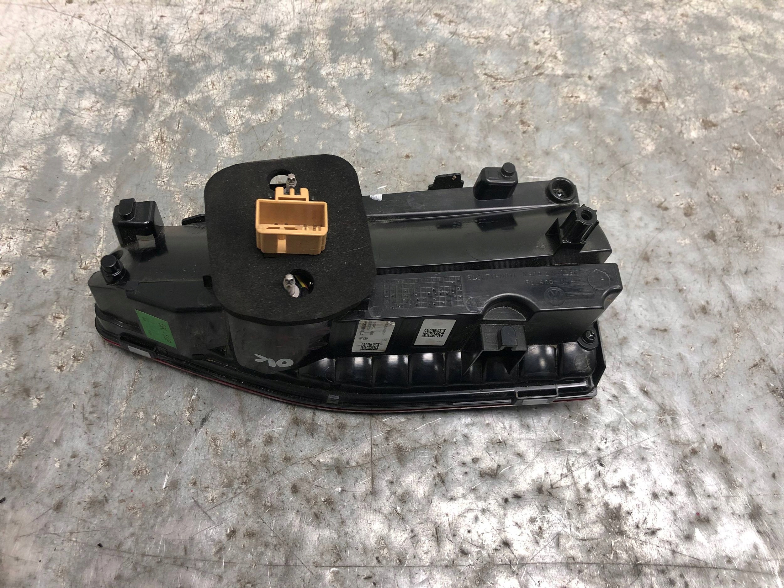 light LED left rear part to the bonnet VW T7 7T0945093A
