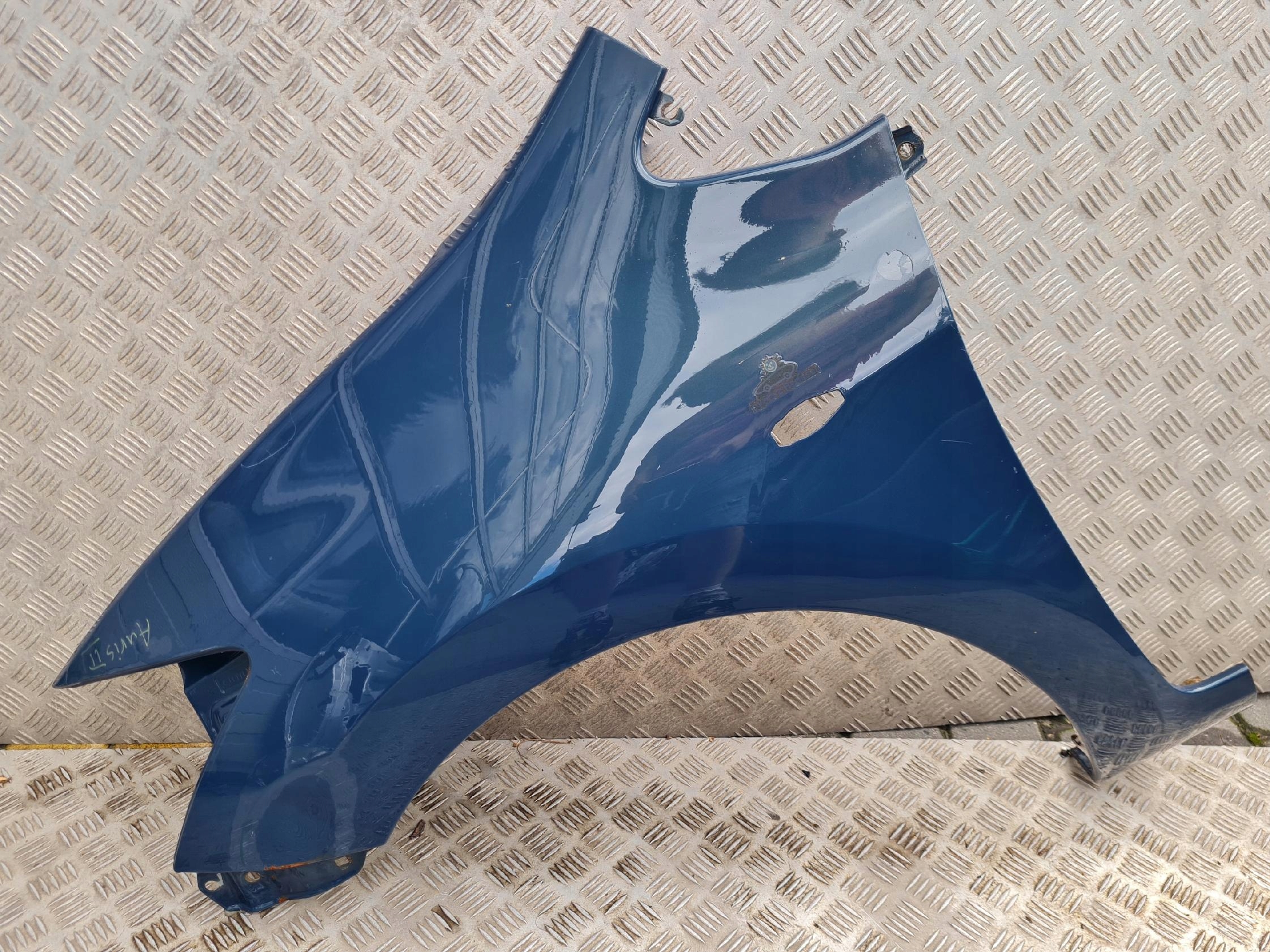 Крыло левый перед Auris И