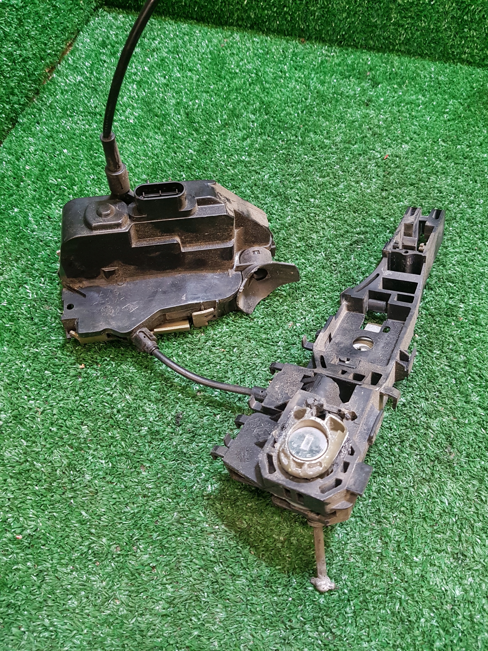 lock door left front RENAULT MEGANE 2 4 PIN