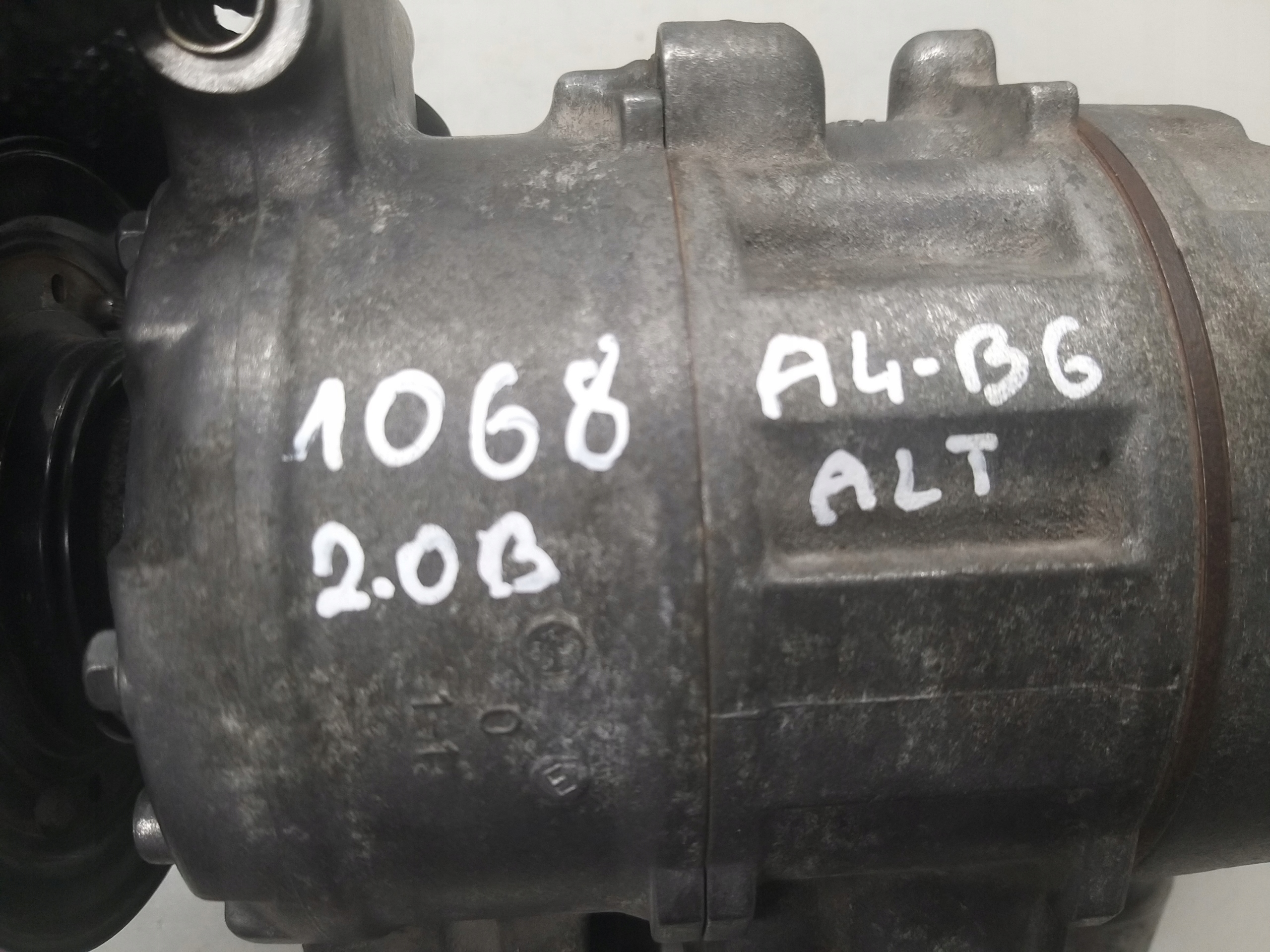 компрессор кондиционера 140A 14V 2.0 b Alt PASSAT B5 A4 B6 130KM 8E0260805AF
