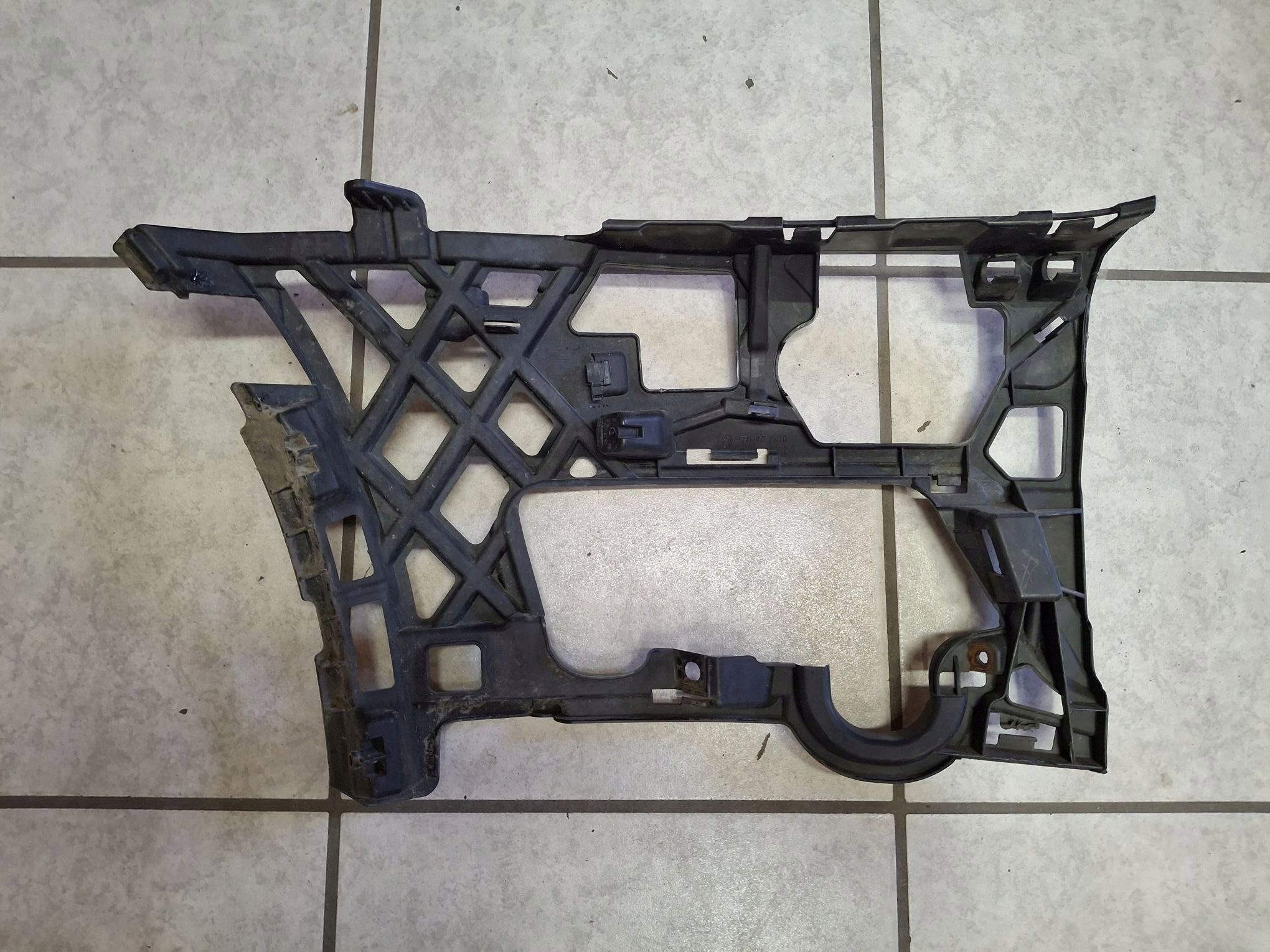 left bumper bracket of the front VW GOLF VII 2012-2016