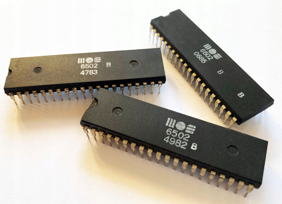 MOS 6502 --- procesor 8-bit COMMODORE ATARI APPLE