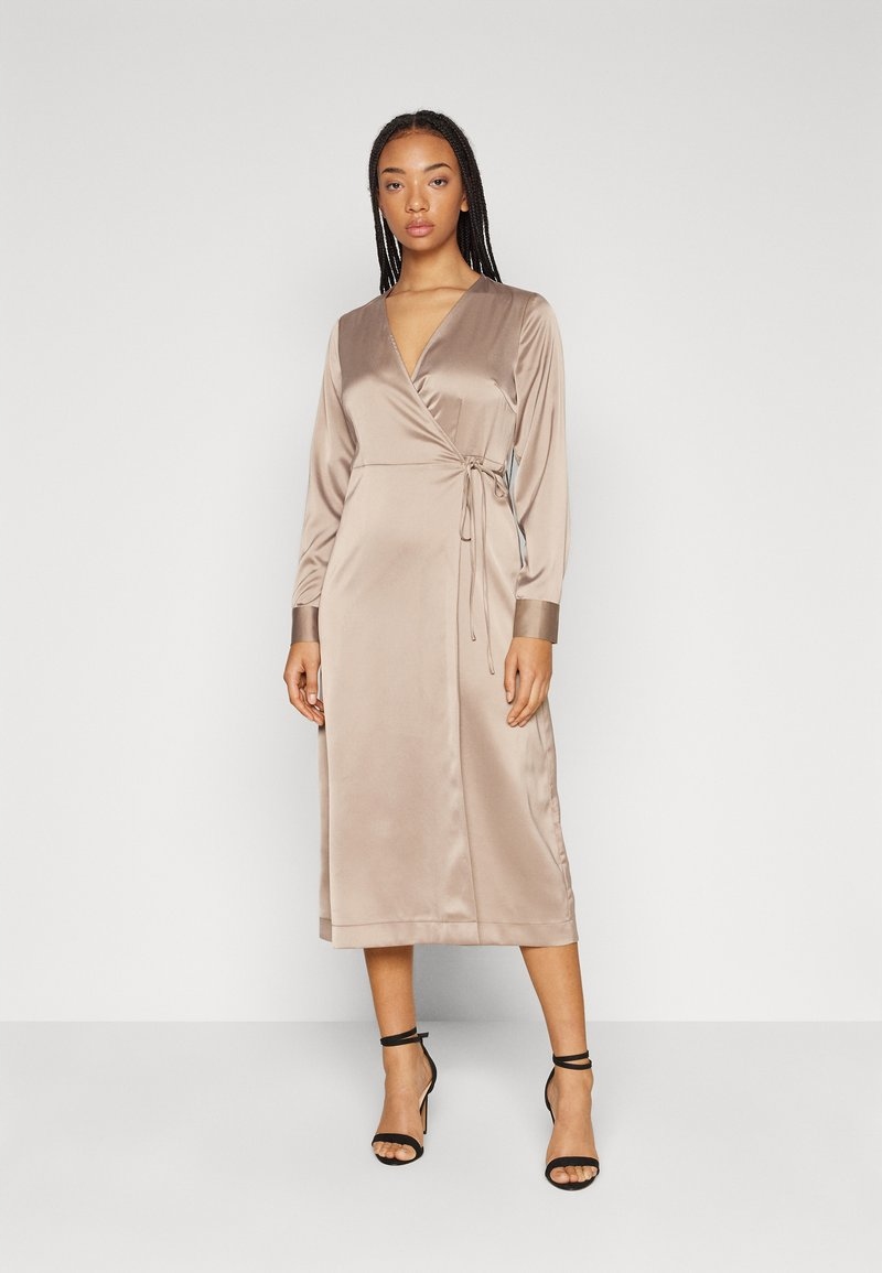 Saténové midi Šaty Pella Yas M s přehozem