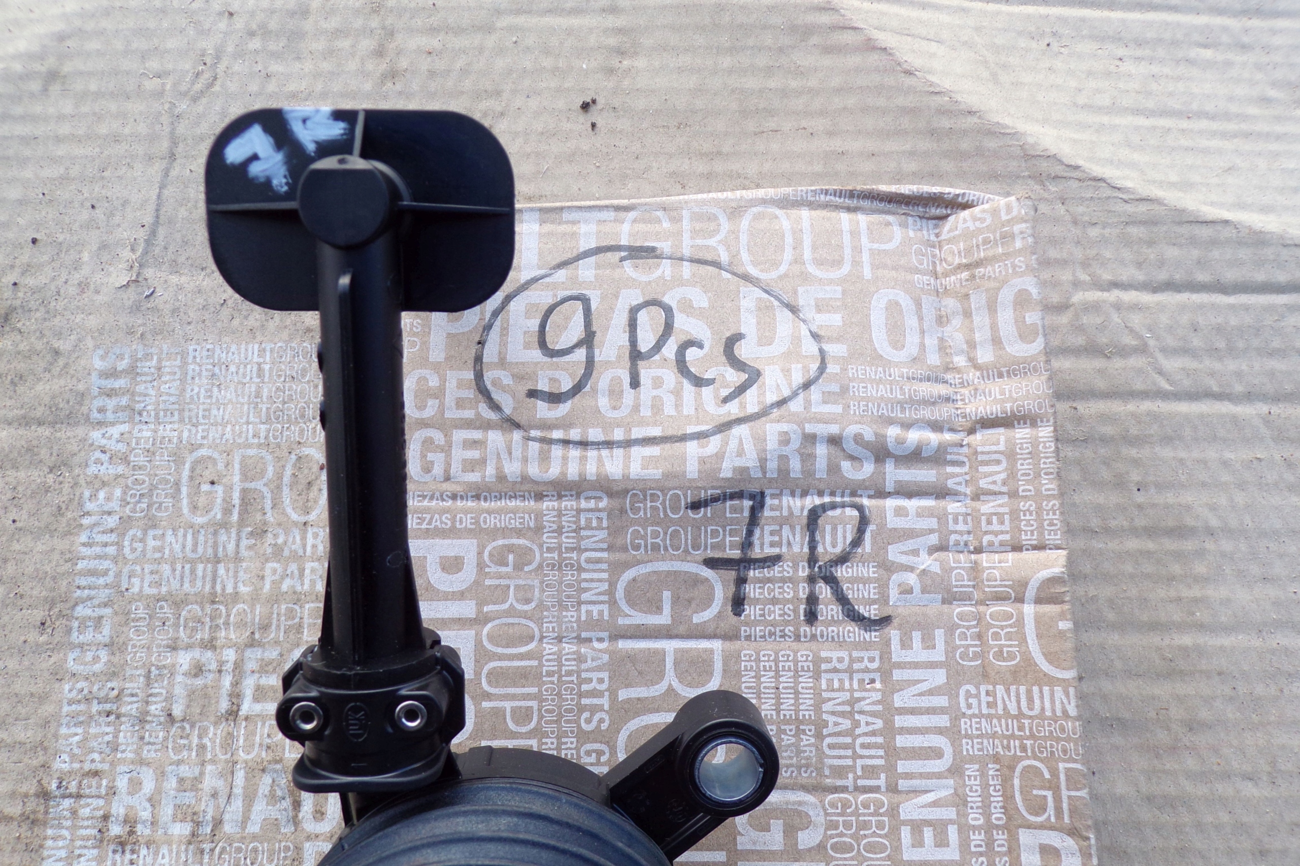 WYSPRZĘGLIK 306206219R RENAULT DACIA Producent części Renault OE