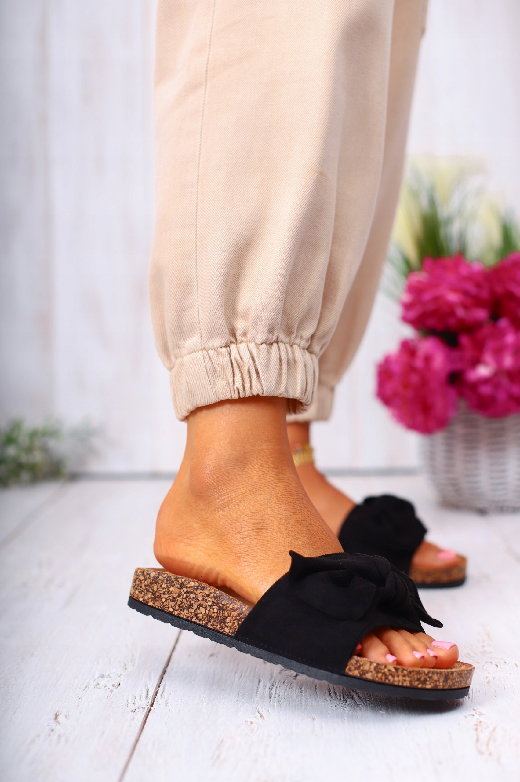 KLAPKI DAMSKIE CZARNE WYGODNE KOKARDA STYLOWE NA KORKU Rozmiar 41