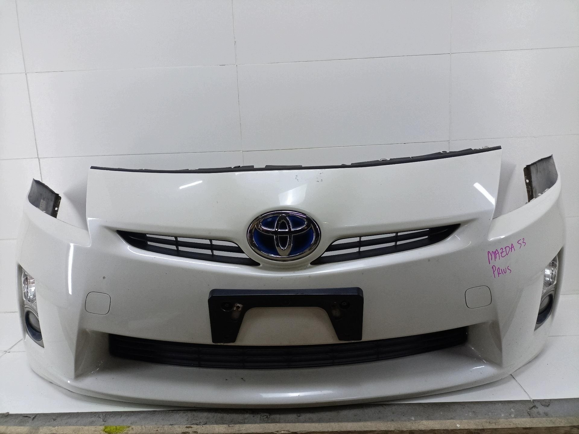 bumper front Toyota Prius 3 XW30 ZVW30 2011