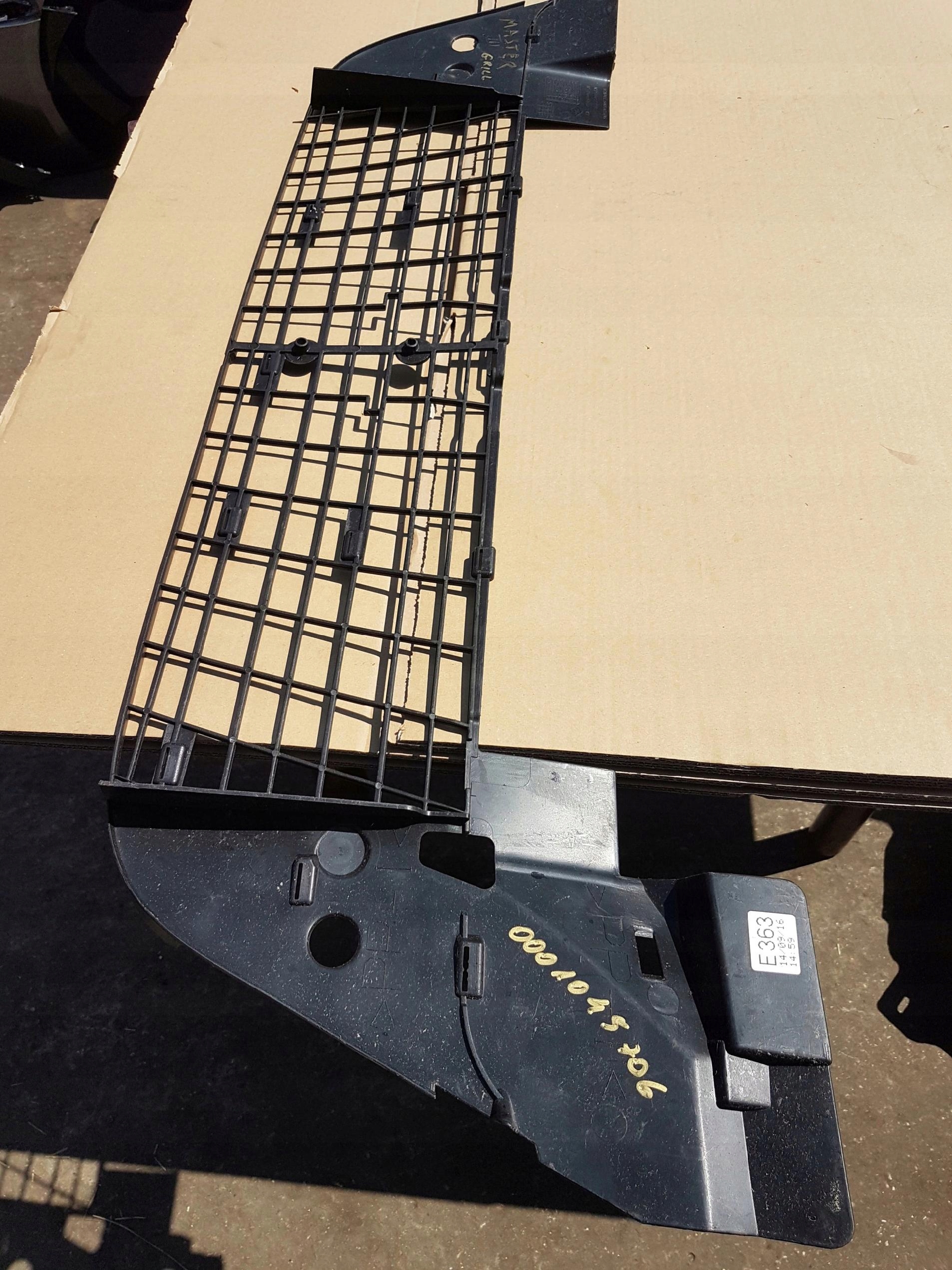 RENAULT MASTER III Grille Avant 0001045706