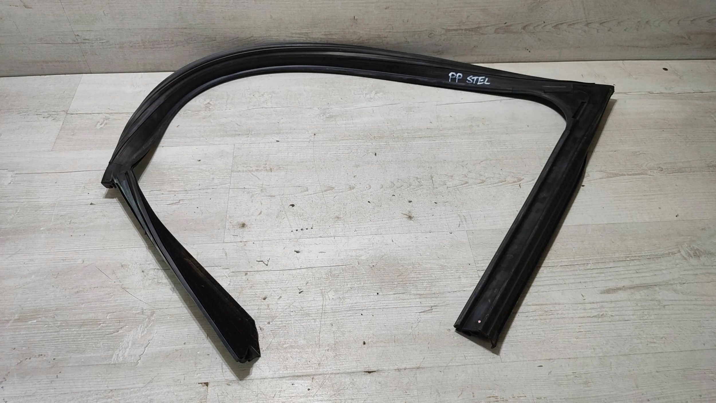 gasket windows door przednich front right Alfa Romeo Stelvio PP6104