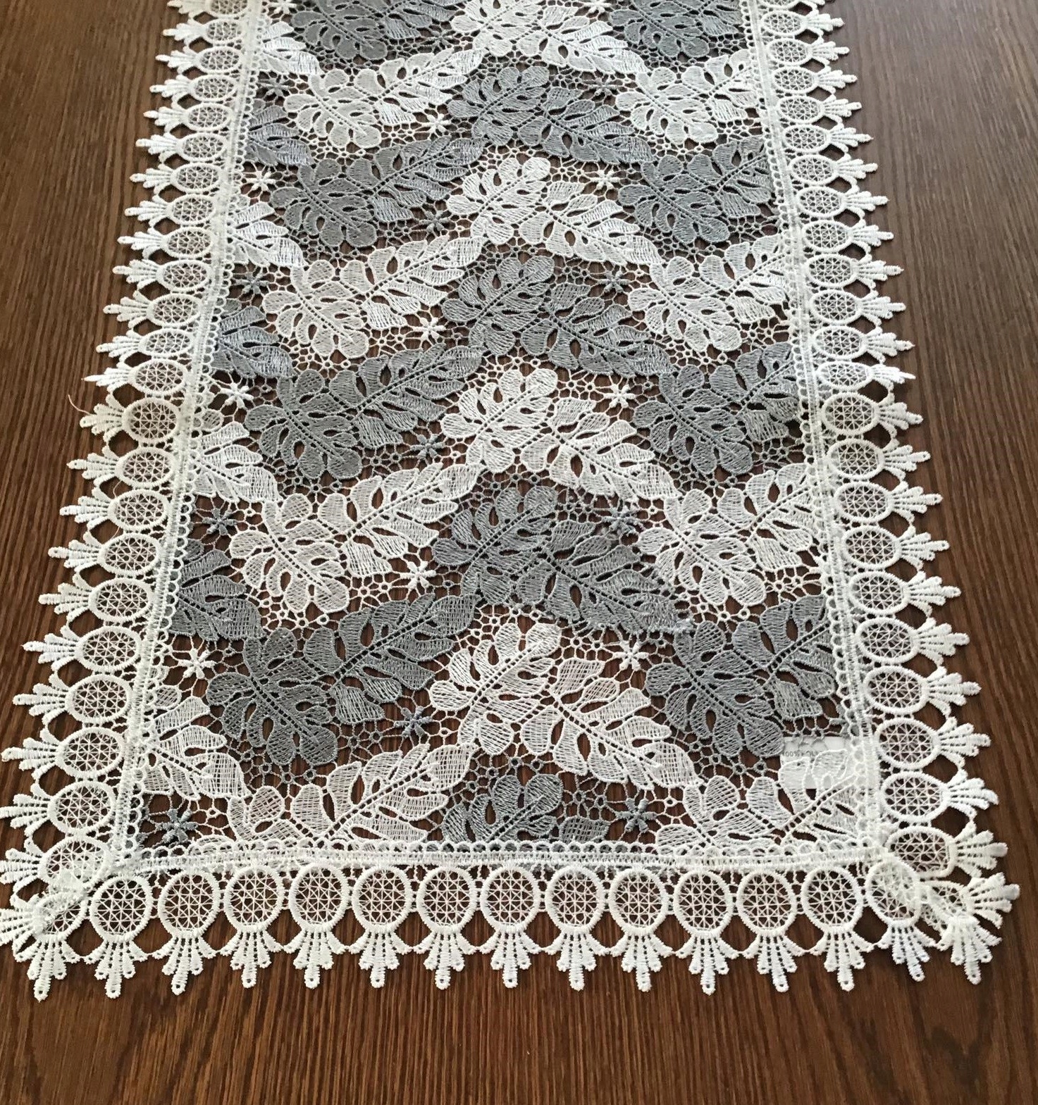 

Bieżniki Całe Koronkowe Biało Szare Liście 40x90cm