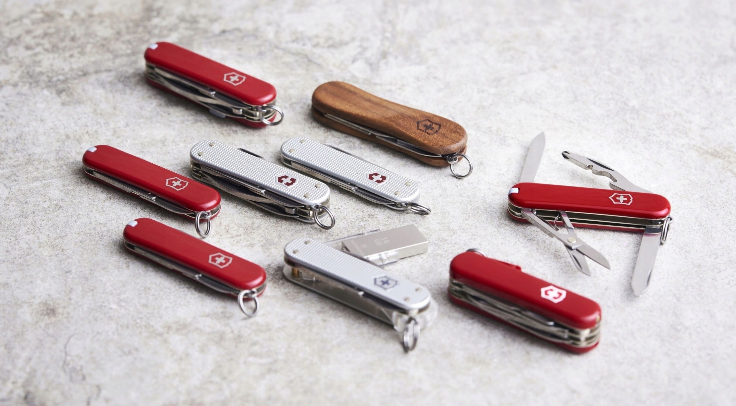 SCYZORYK VICTORINOX CLASSIC MAŁY ALOX 0.6221.26 Narzędzia nożyczki ostrze pilnik śrubokręt płaski