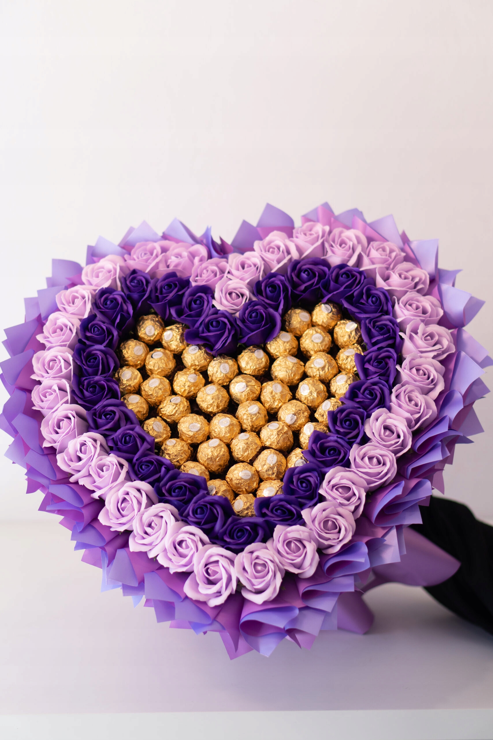 Levně Kytice ze sladkostí Srdce Ferrero 35 cm světle fialová Svátek matek, Narozeniny