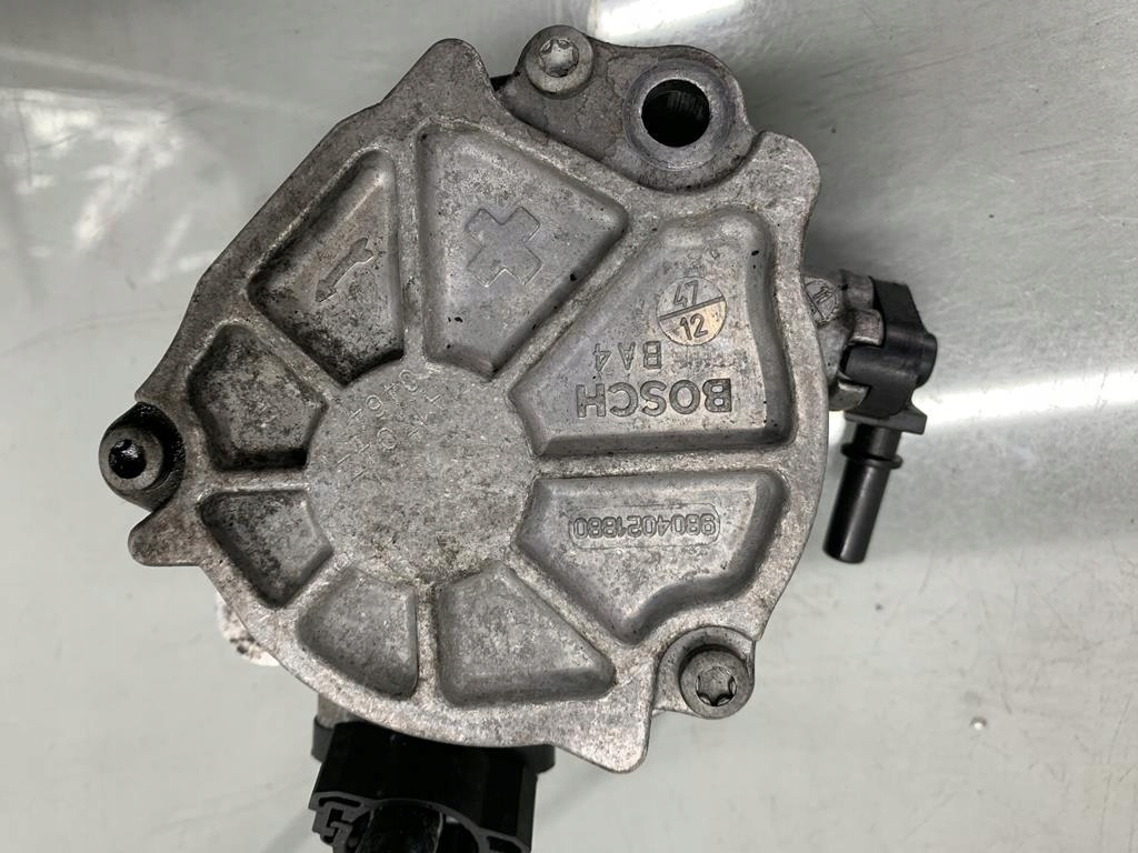 насос вакум FORD 1.6 13 r 9804021880