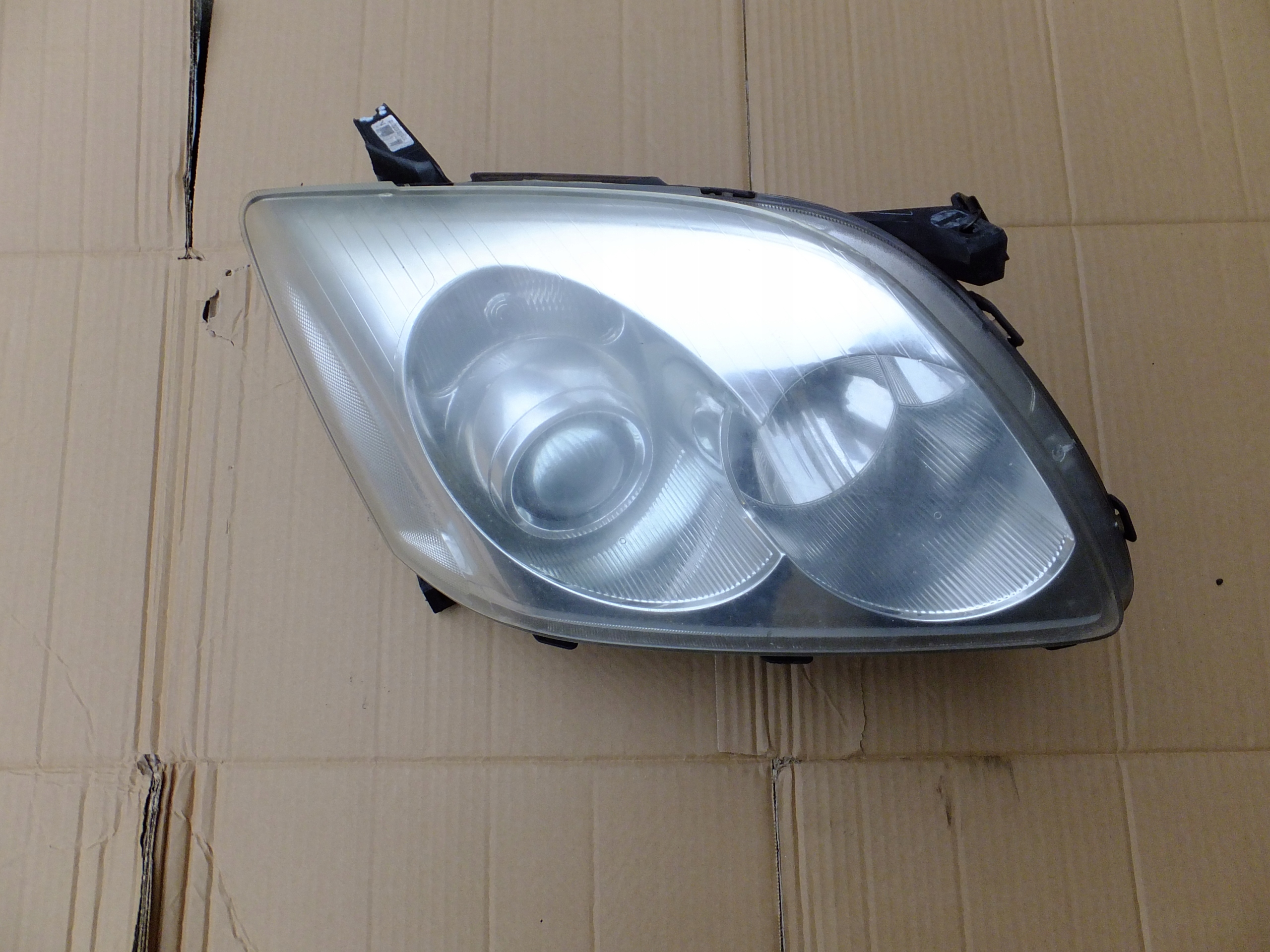 light right front toyota avensis T25 2006r EUROPA
