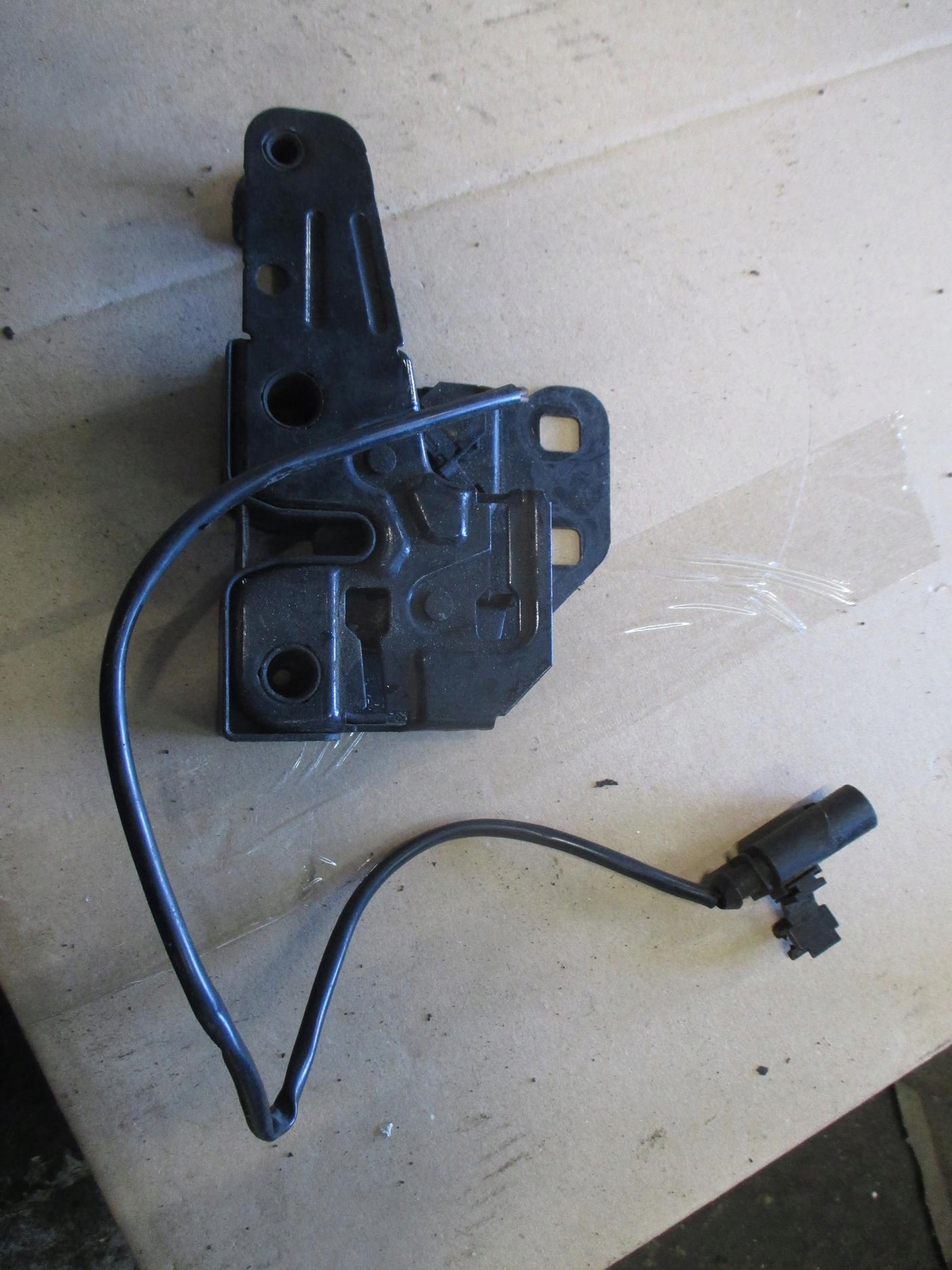 AUDI A6 C6 04-11 замок капота 4F0823509