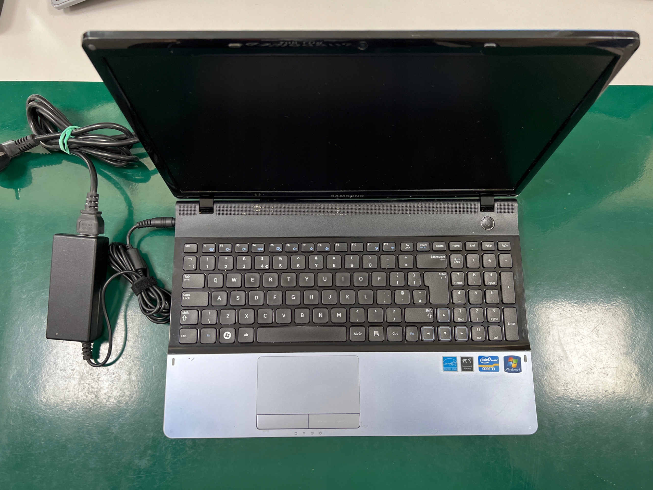 SAMSUNG NP3530EA-A02DX I3 2ND GEN 15,6 6144 (DDR3) 500GB DVDRW WIFI KAM Model NP3530EA-A02DX