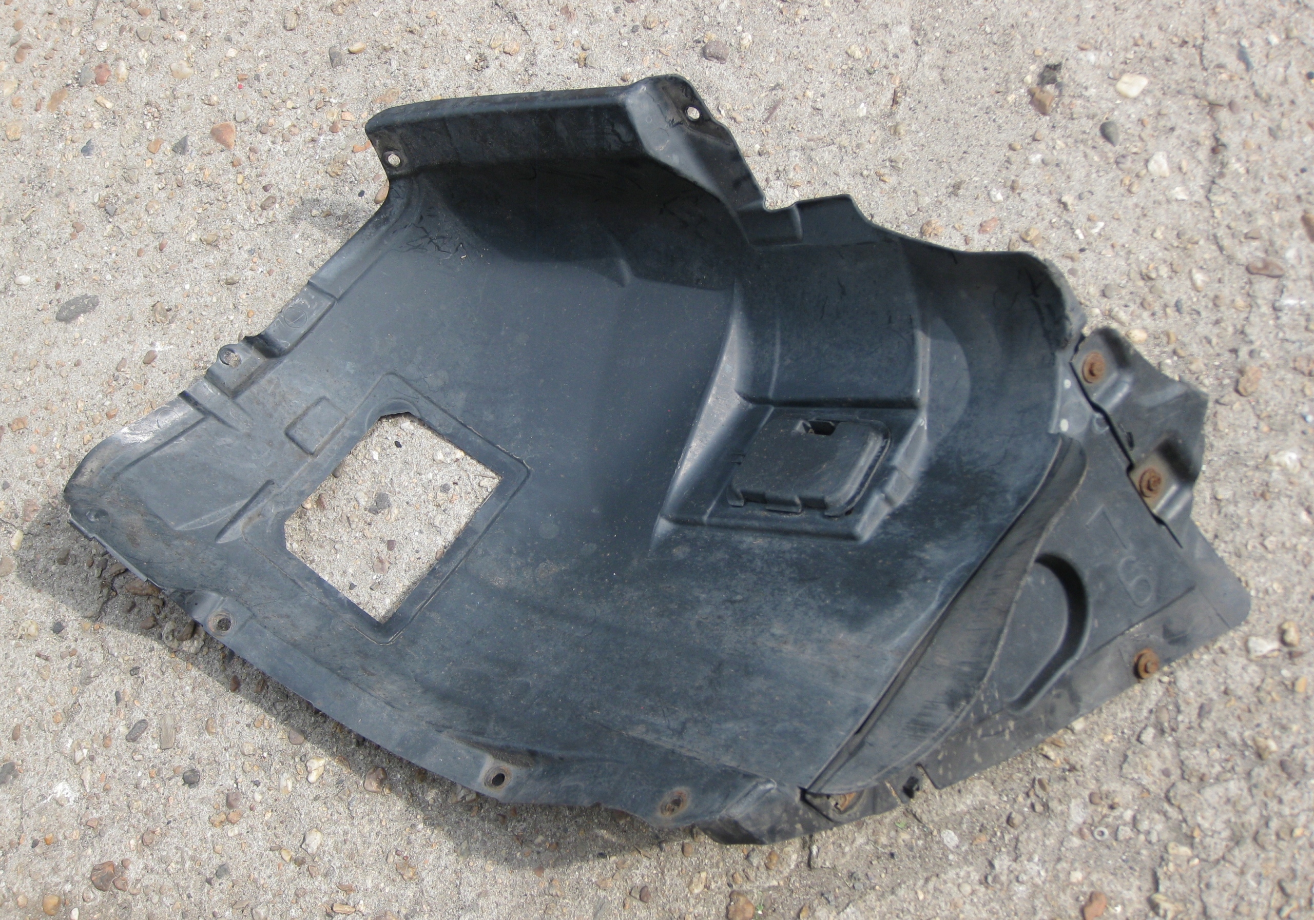 BMW E91 2.0 D 09R mudguard left front 7172541