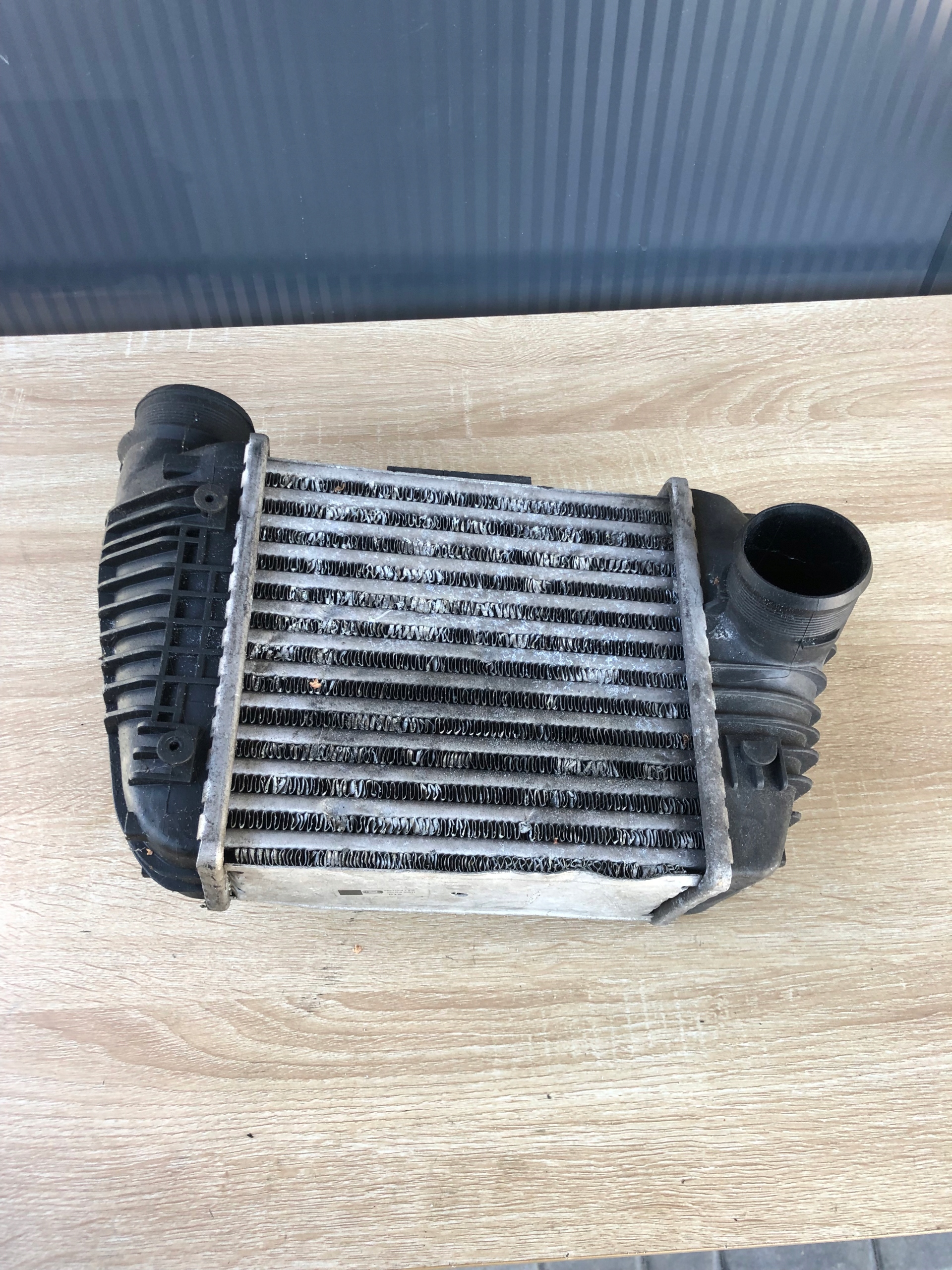 intercooler pravý AUDI A6 C6 4F0145806T