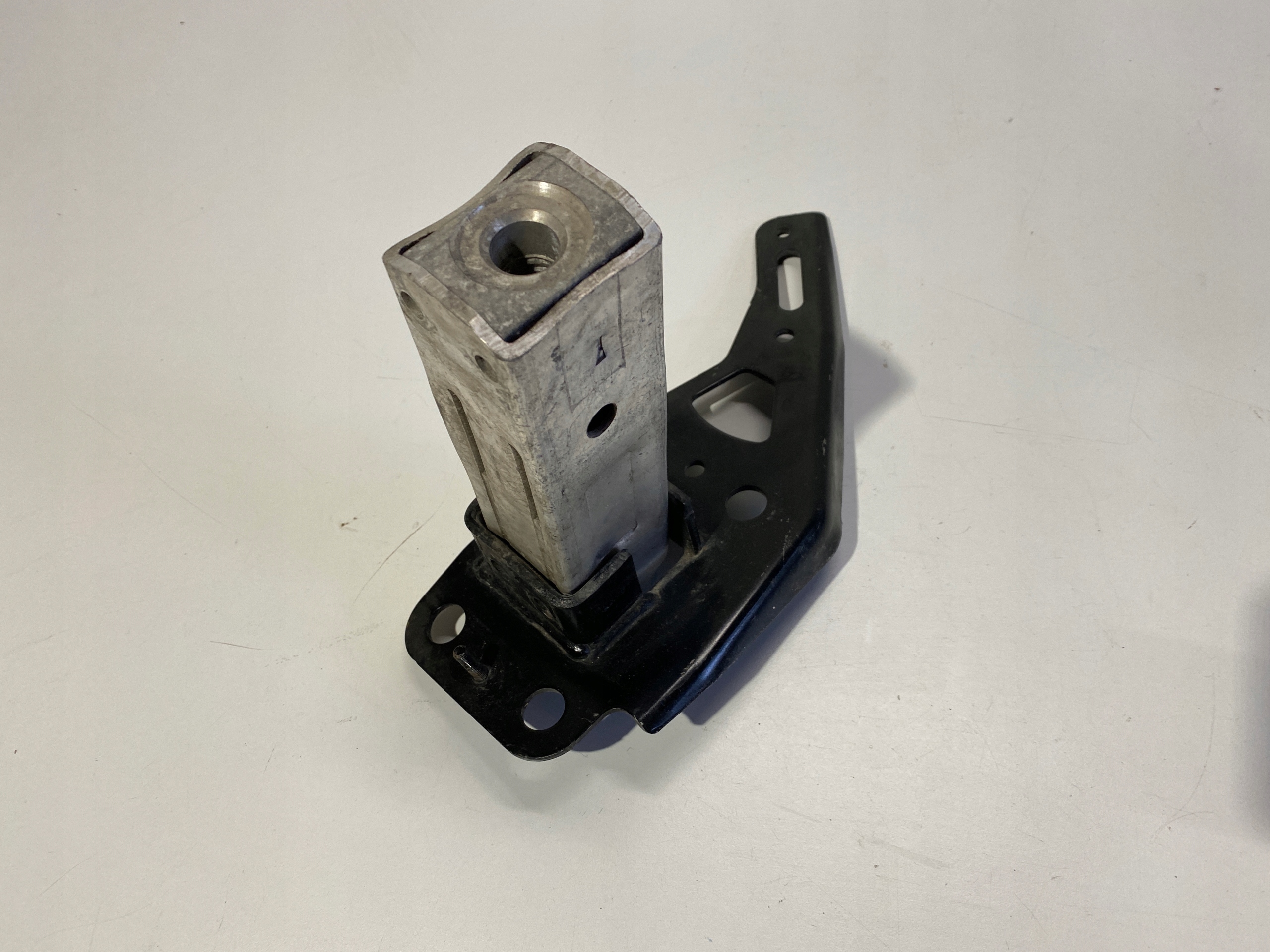 STREFA ZGNIOTU AUDI A6 4F0807134 UCHWYT 4F0805500B