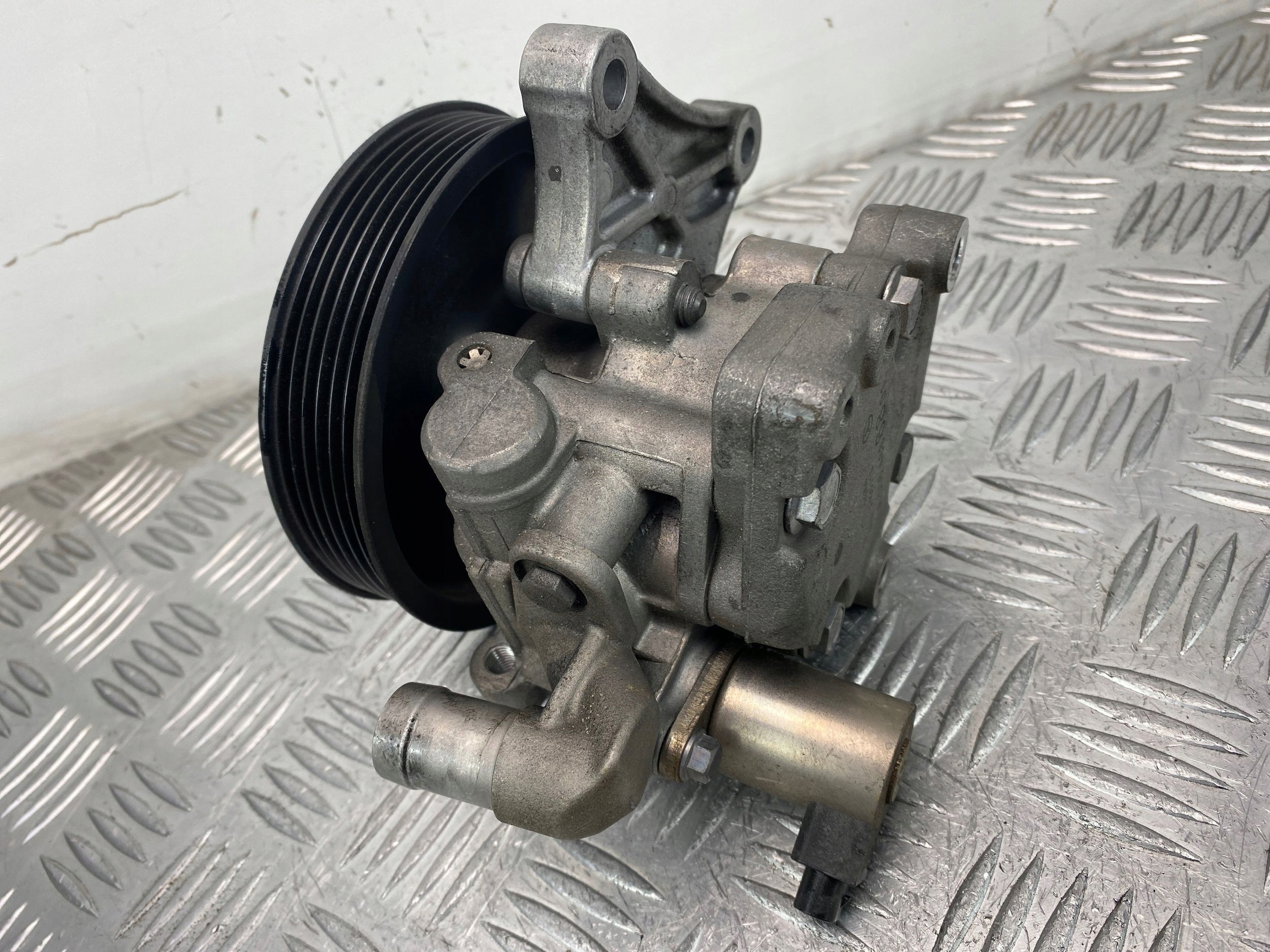 Mercedes C200 W204 1.8 CGI servo pump A0064666801
