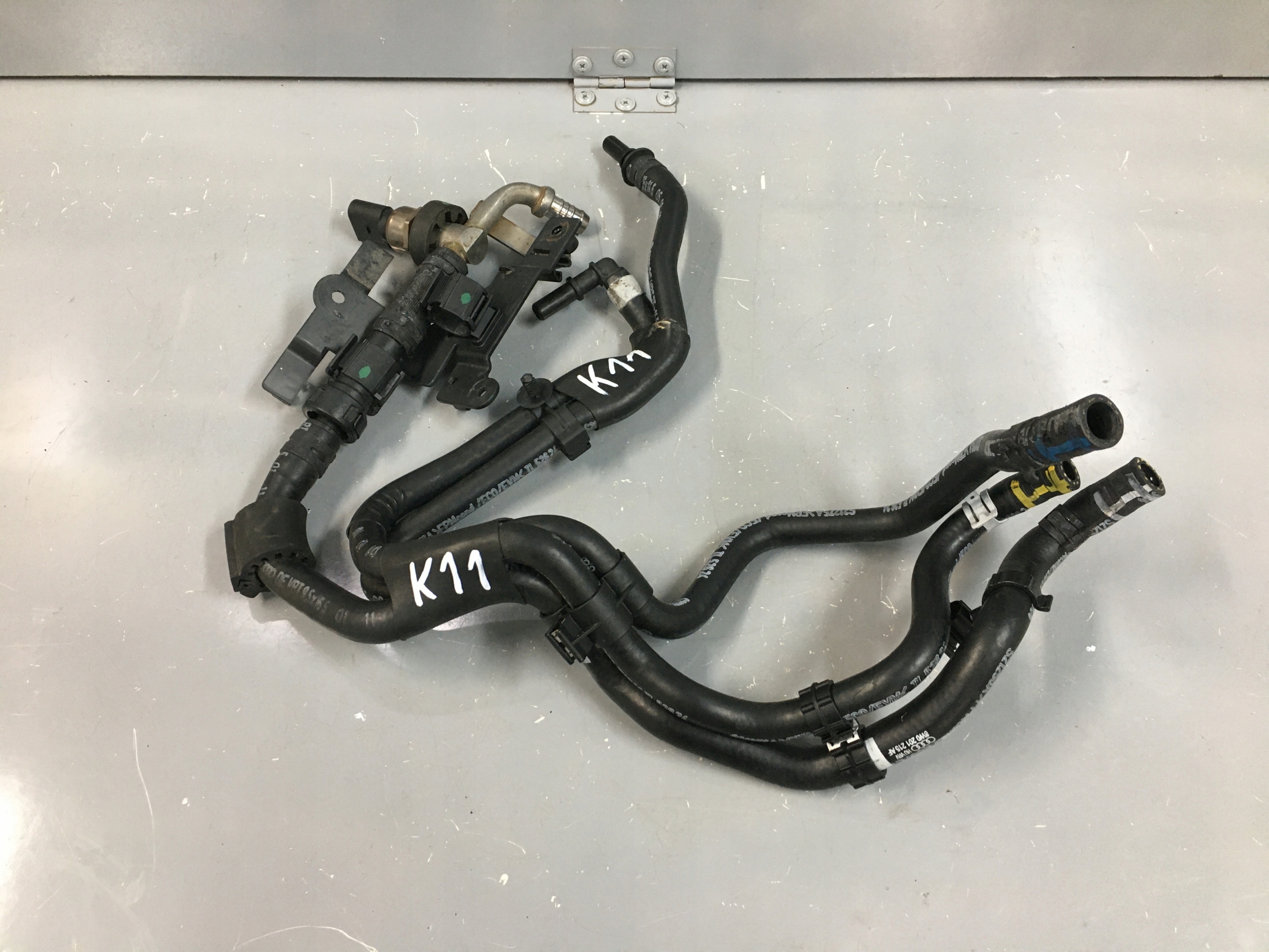 8W0201215AF - А4 8Вт В9 кабель топливной трубки провода 3.0 TDI