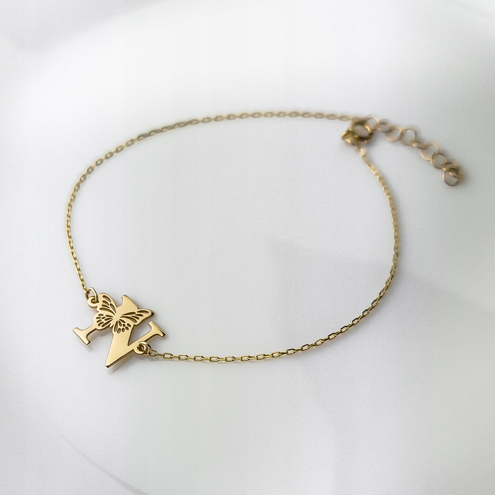 Zlatý náramek s písmenem N a motýlkem – pr. 585